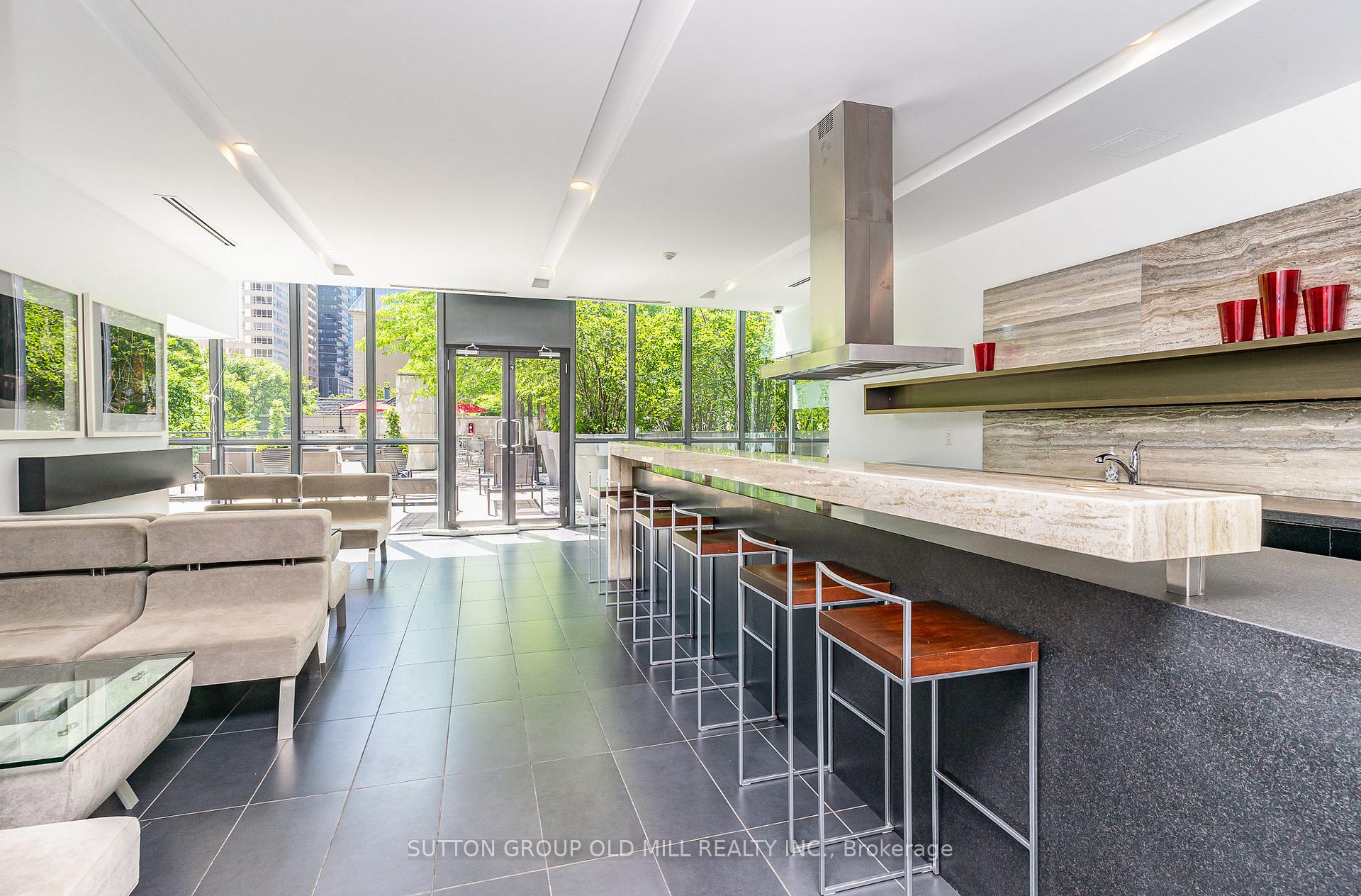 2 Bedrooms Condo at 110 Charles, Toronto For sale
