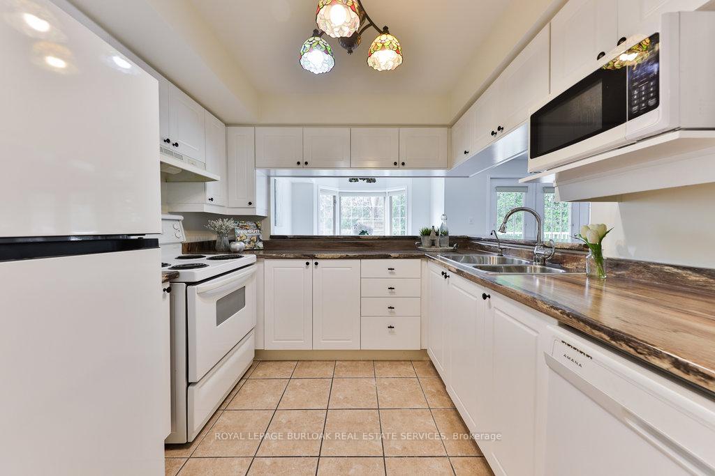 2 Bedrooms Condo at 216E Plains, Burlington For sale