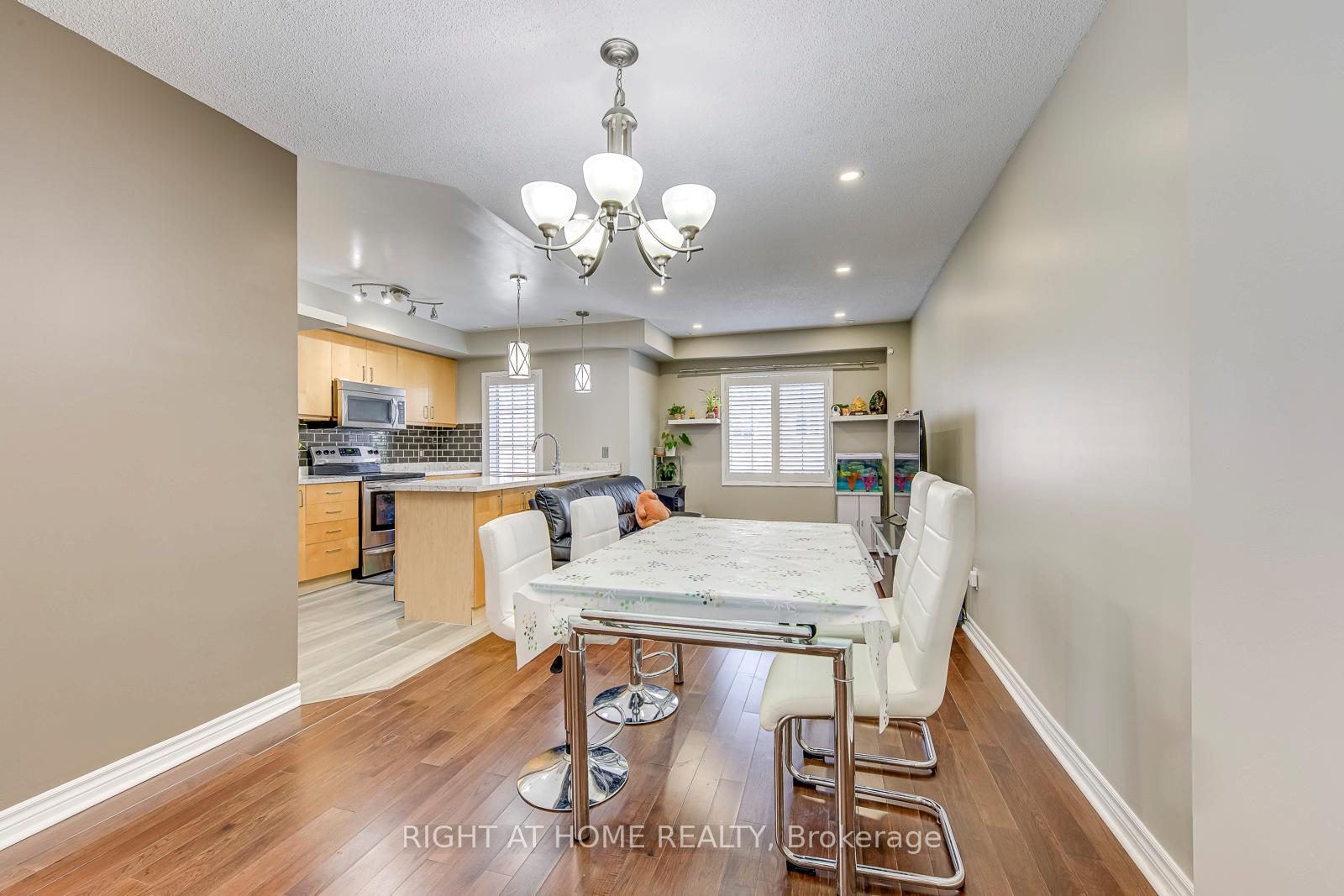 2 Bedrooms Condo at 605 Shoreline, Mississauga For sale