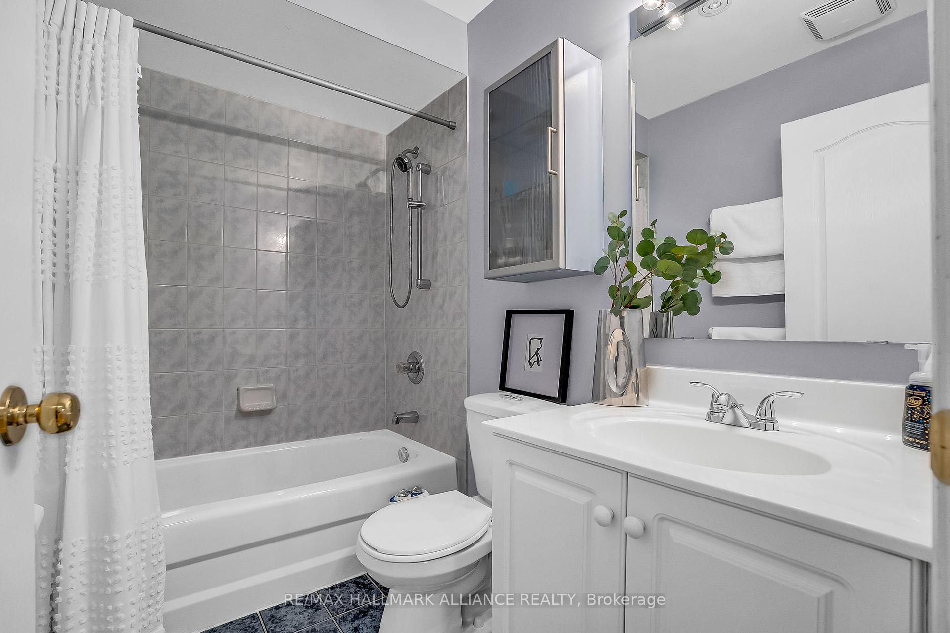 3 Bedrooms Condo at 5031 East Mill,  Mississauga For sale