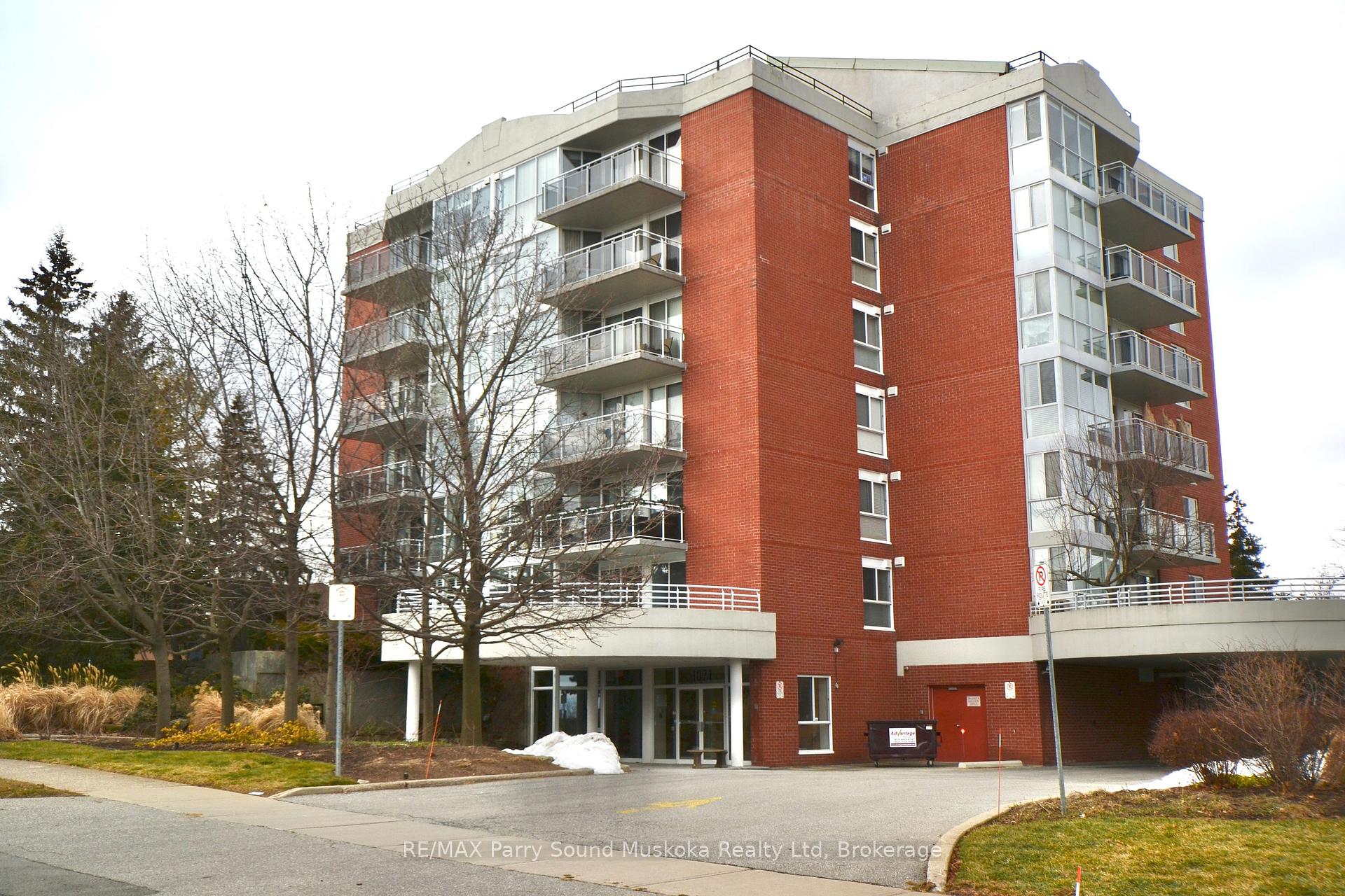 2 Bedrooms Condo at 1071 Queens, Oakville For sale