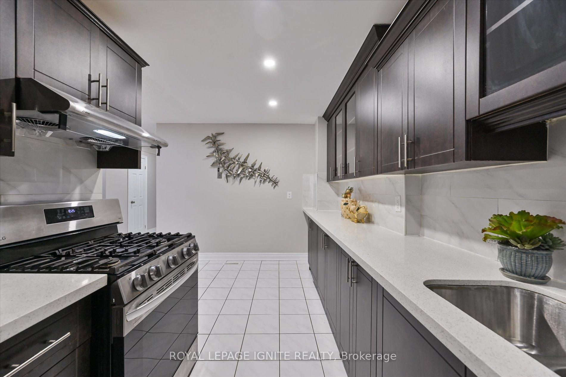 5 Bedrooms Condo at 40 Dundalk, Toronto For sale