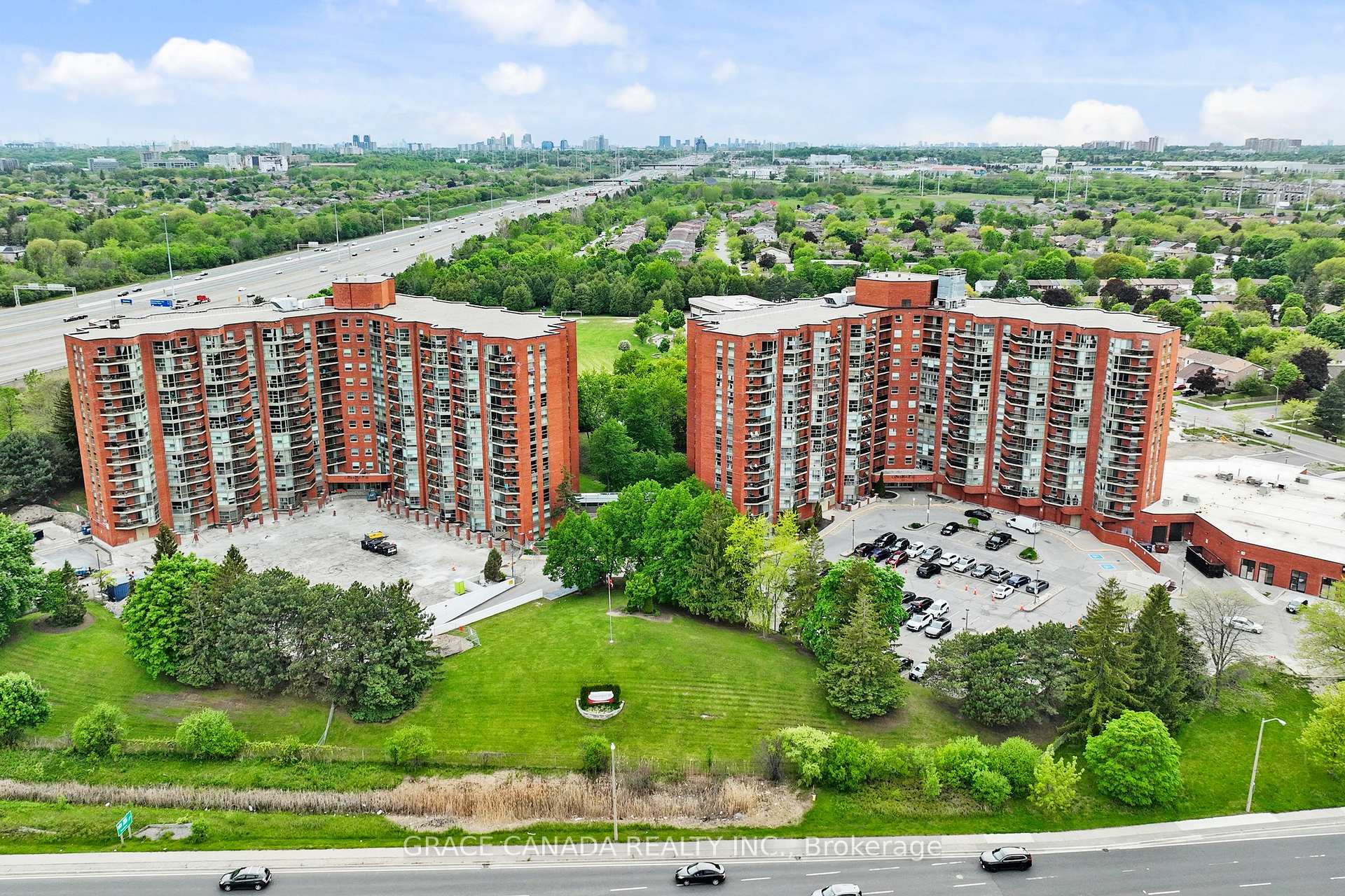 2 Bedrooms Condo at 10 Dean Park, Toronto For sale