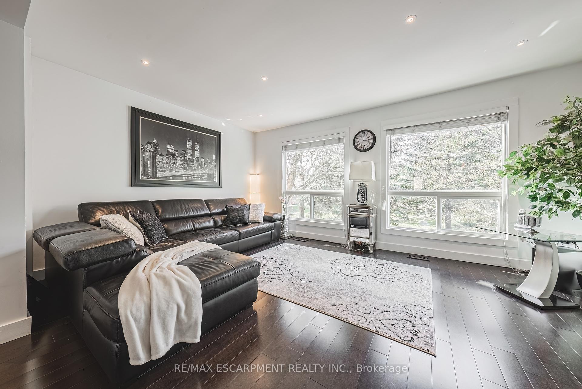 3 Bedrooms Condo at 1155 Paramount, Hamilton For sale