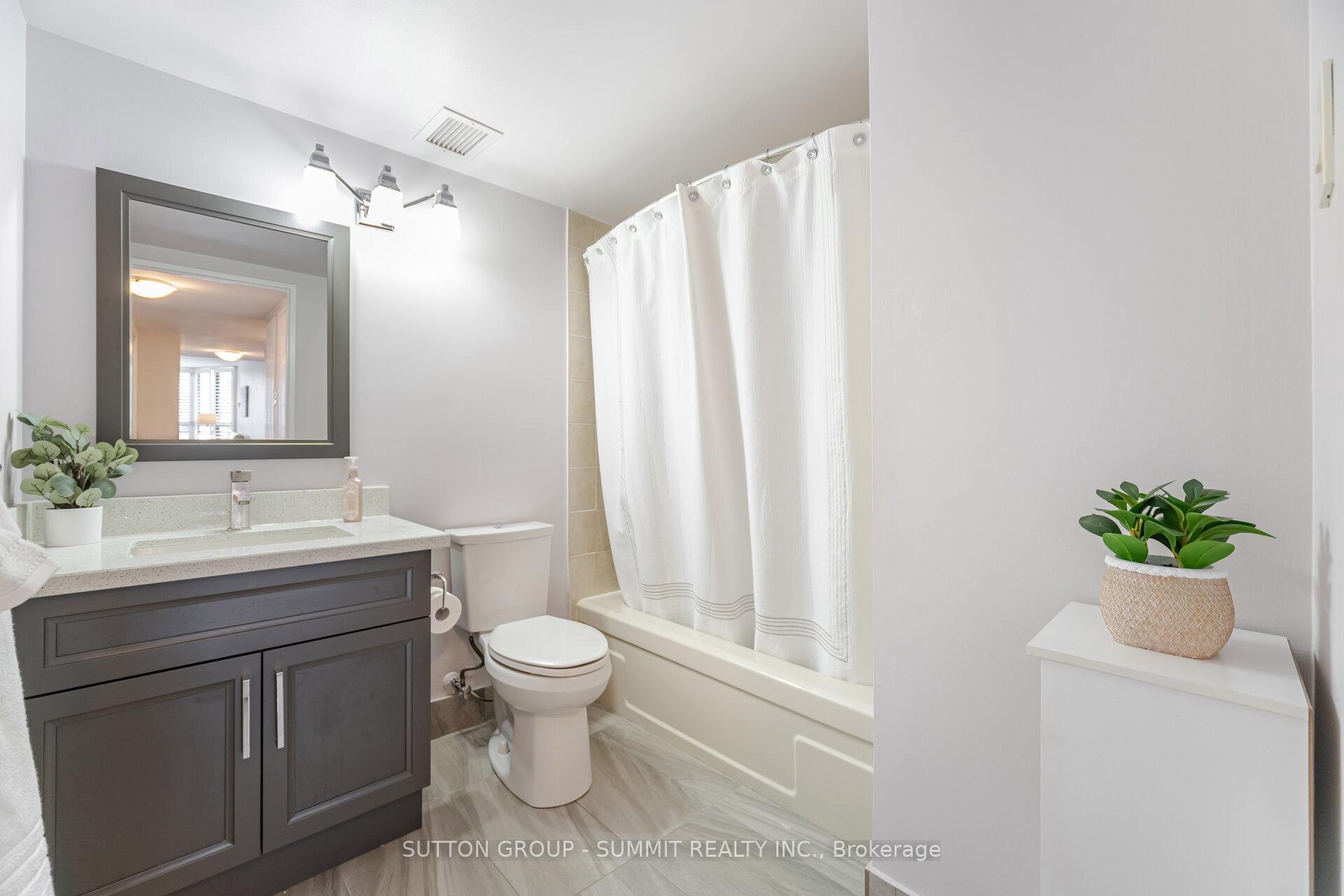 3 Bedrooms Condo at 1333 Bloor, Mississauga For sale