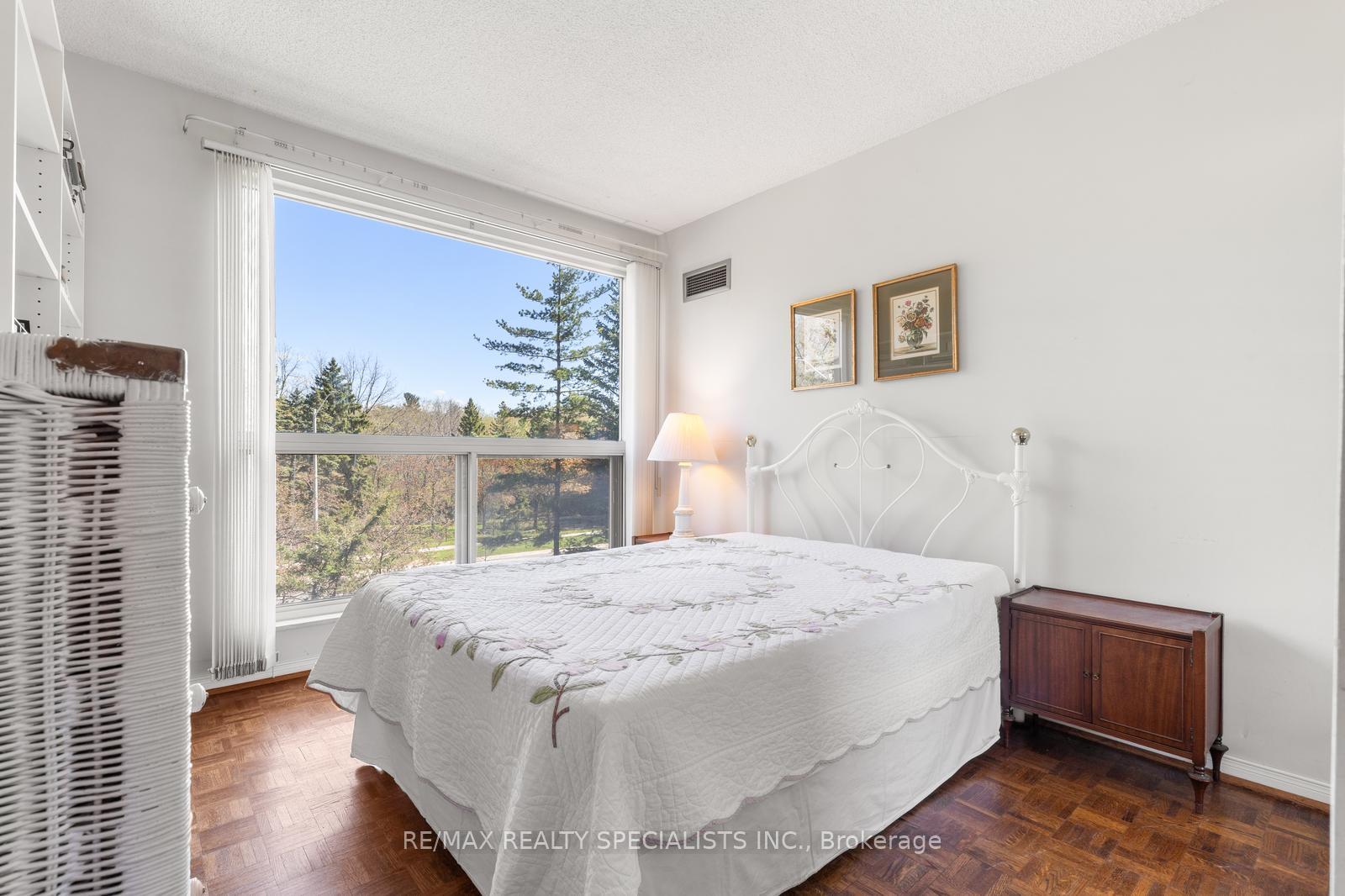 2 Bedrooms Condo at 1800 The Collegeway, Mississauga For sale