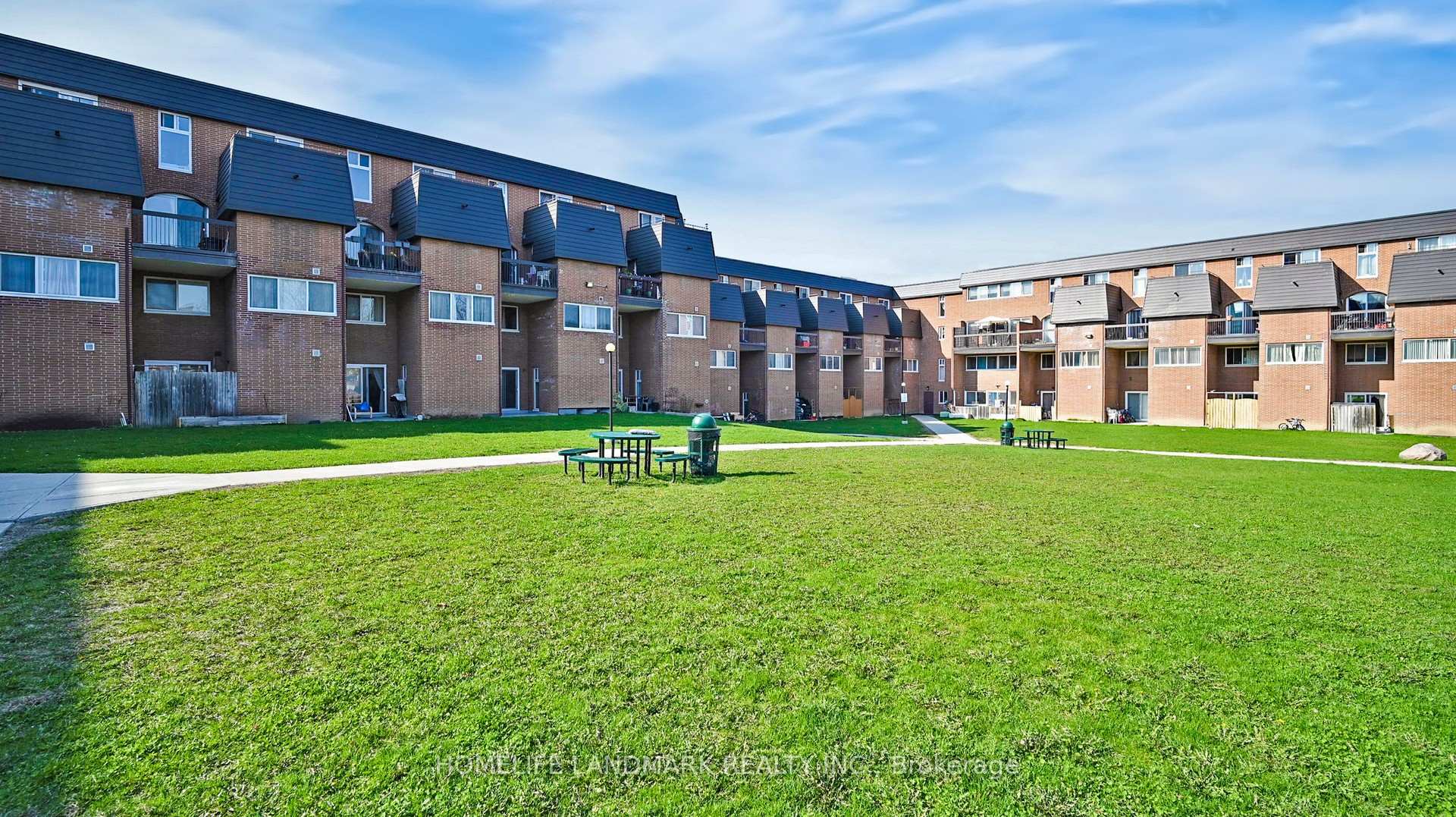 3 Bedrooms Condo at 1395 Williamsport, Mississauga For sale
