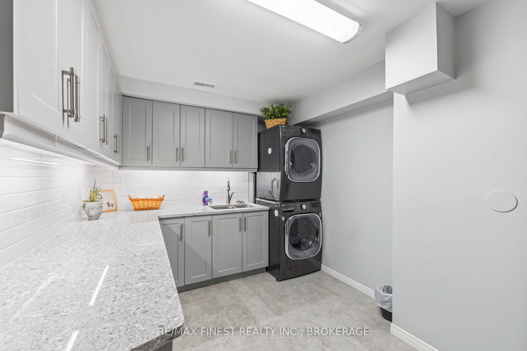 1150 Deer Park Lane