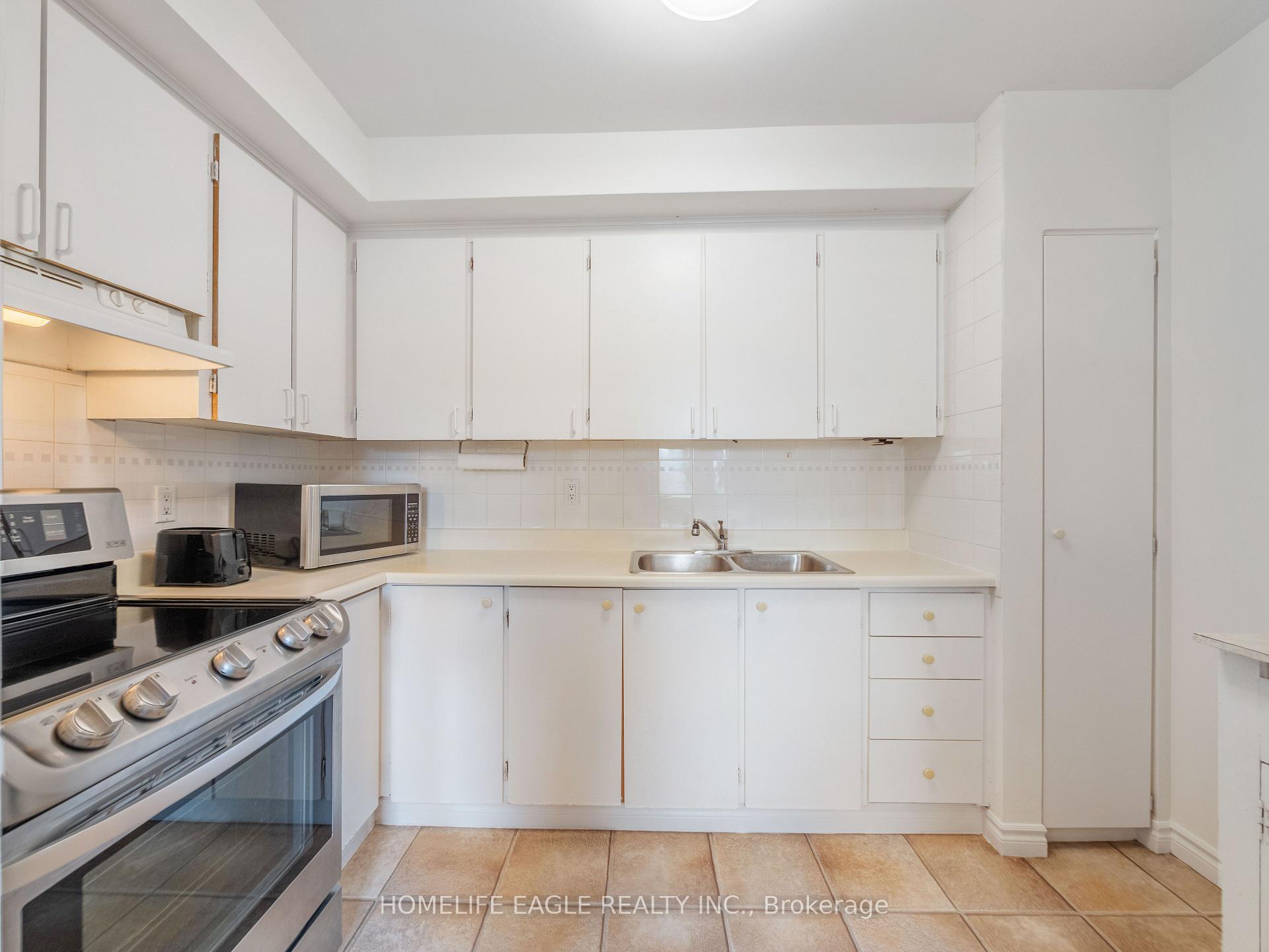 3 Bedrooms Condo at 7255 Dooley, Mississauga For sale