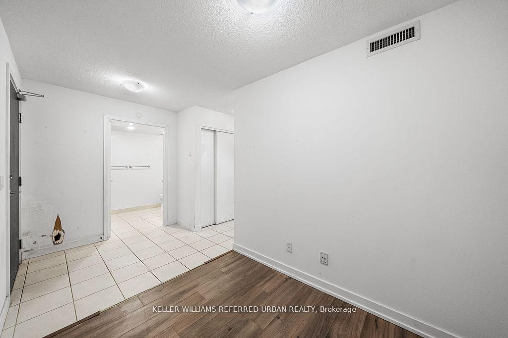 2 Bedrooms Condo at 8 Trent, Toronto For sale