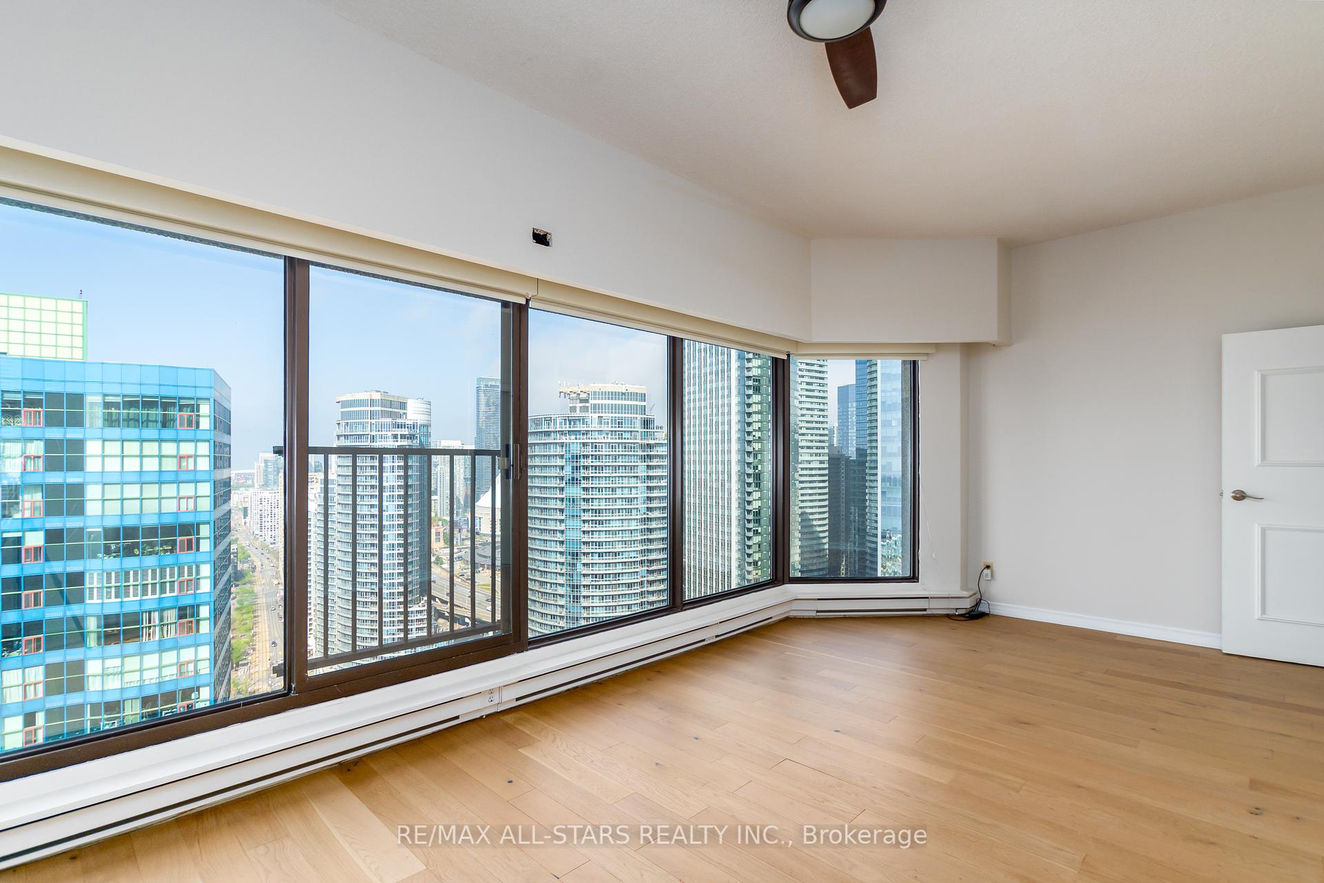 1 Bedroom Condo at 55 Harbour, Toronto For sale