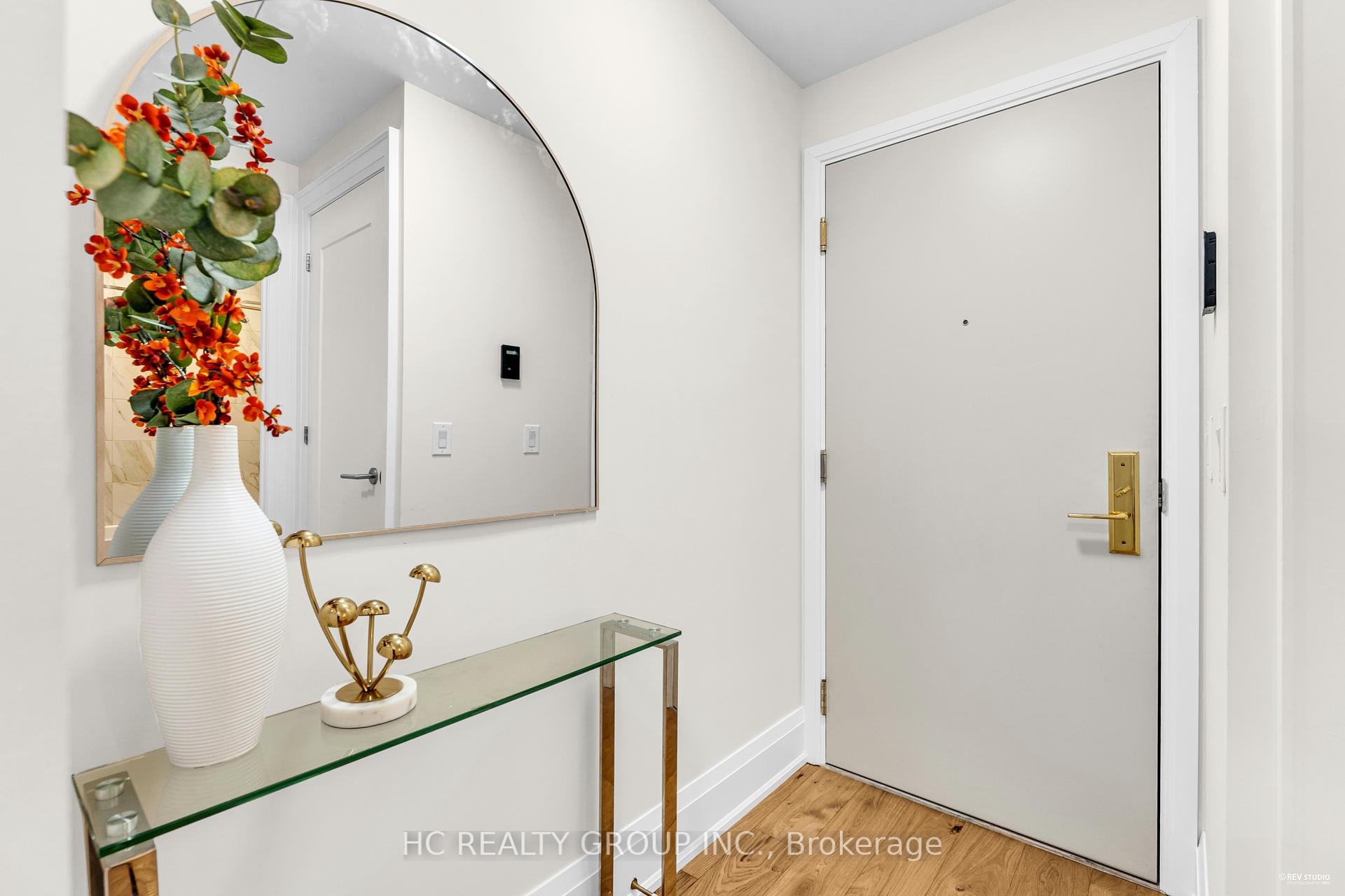 2 Bedrooms Condo at 88 Cumberland,  Toronto For sale