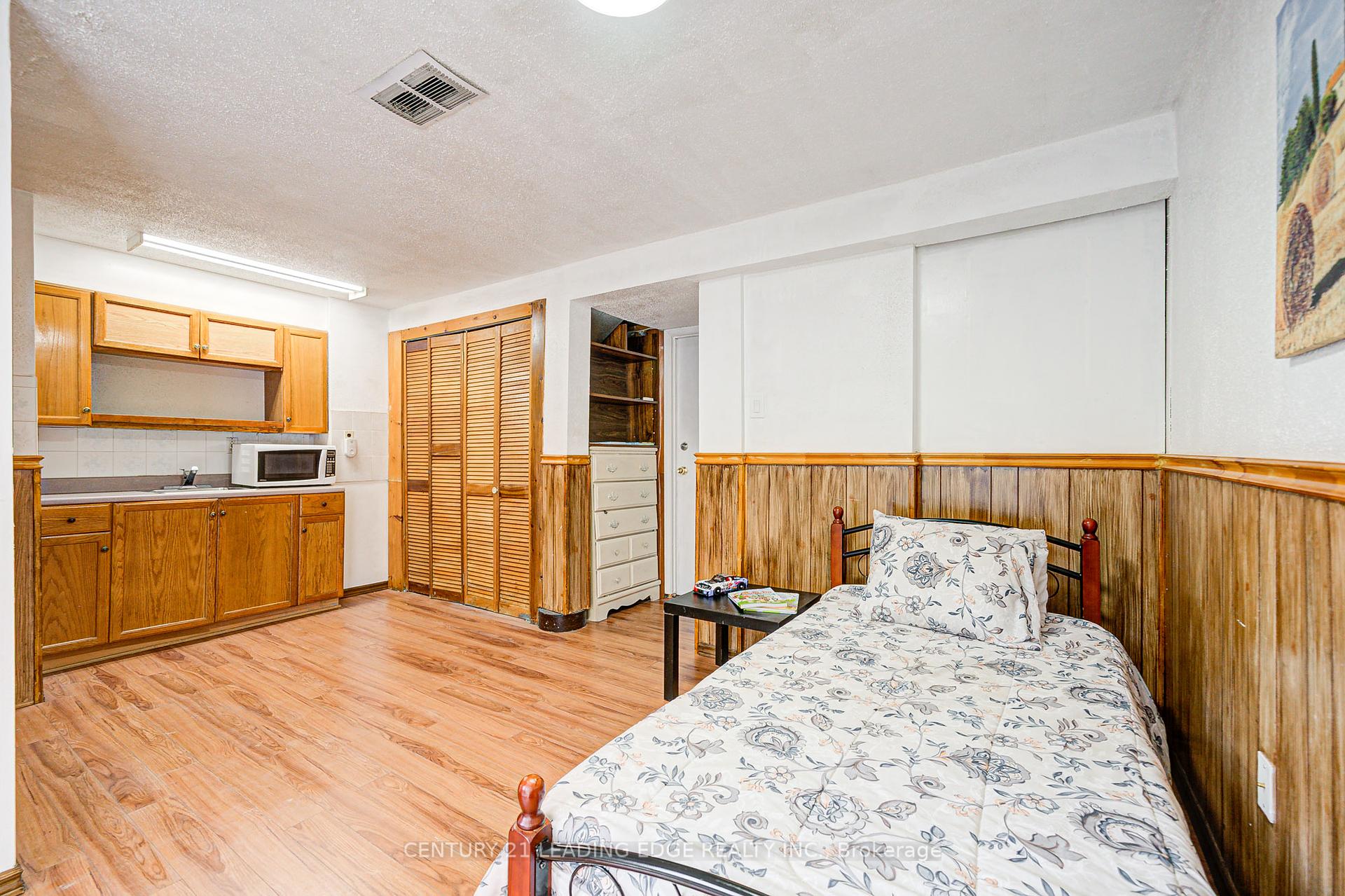 5 Bedrooms Condo at 25 Collinsgrove, Toronto For sale