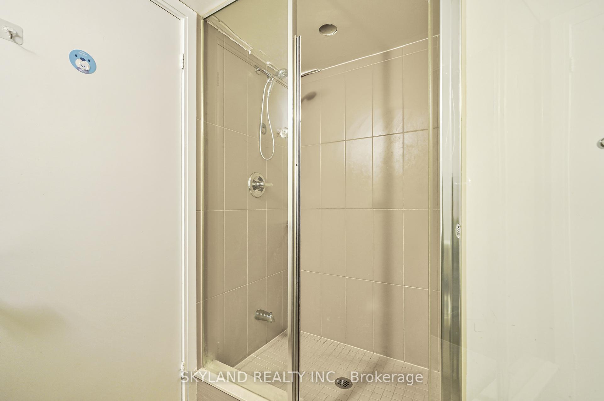 2 Bedrooms Condo at 255 Village Green, Toronto For sale