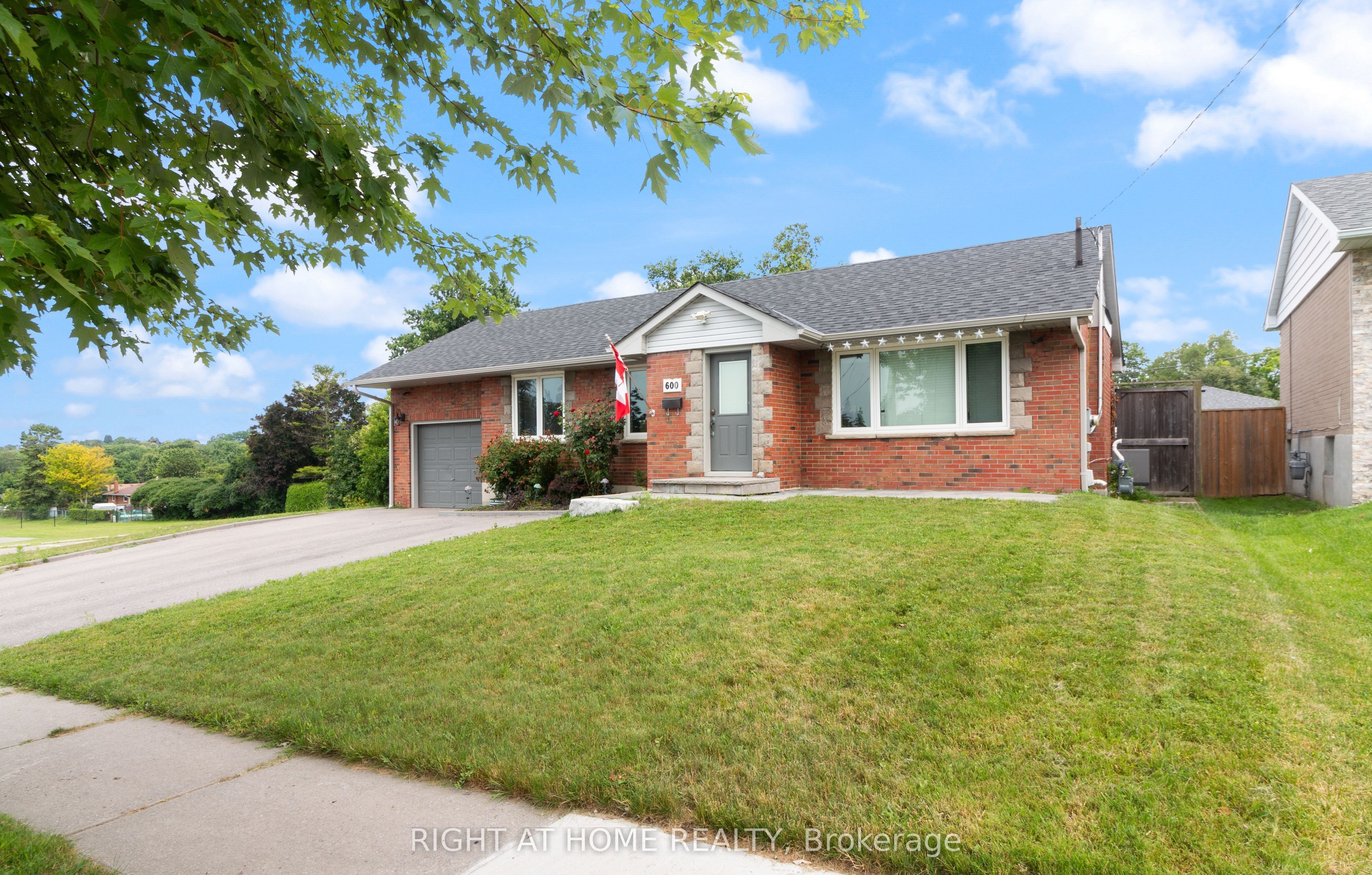 600 Ridgeway Avenue, Oshawa, ON L1J 2W2