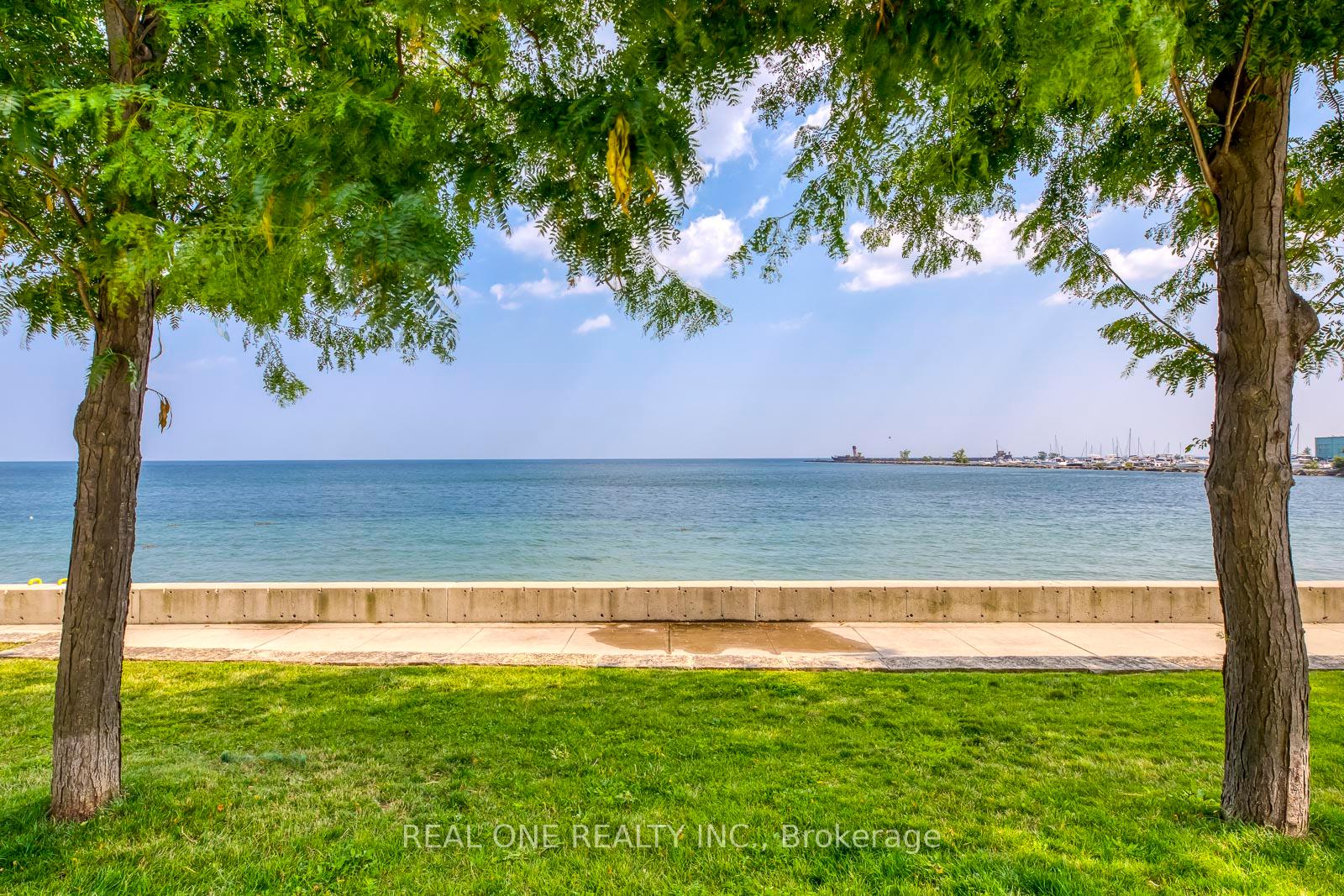 2 Bedrooms Condo at 65 Port,  Mississauga For sale