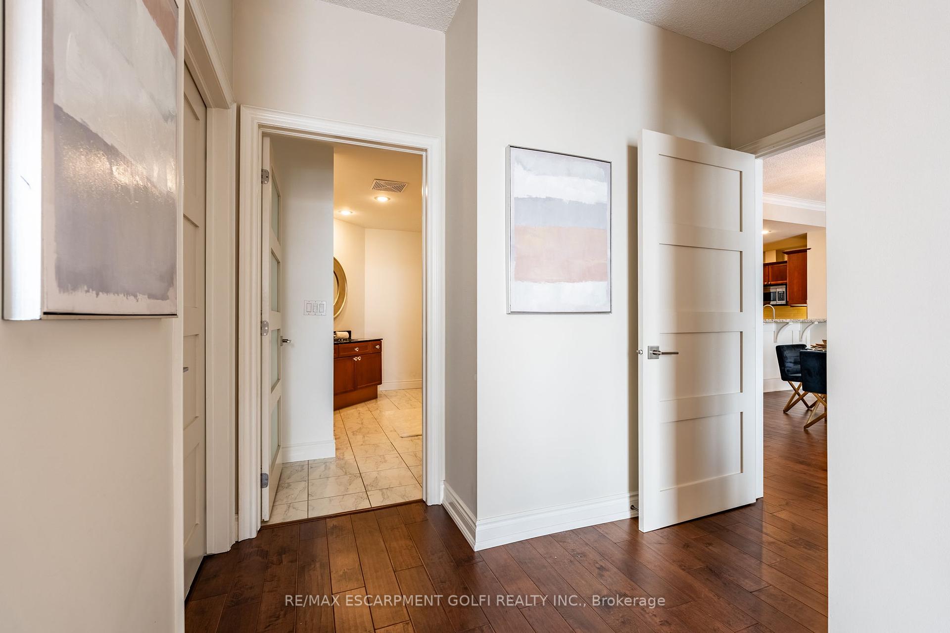 2 Bedrooms Condo at 1477 Lakeshore, Burlington For sale