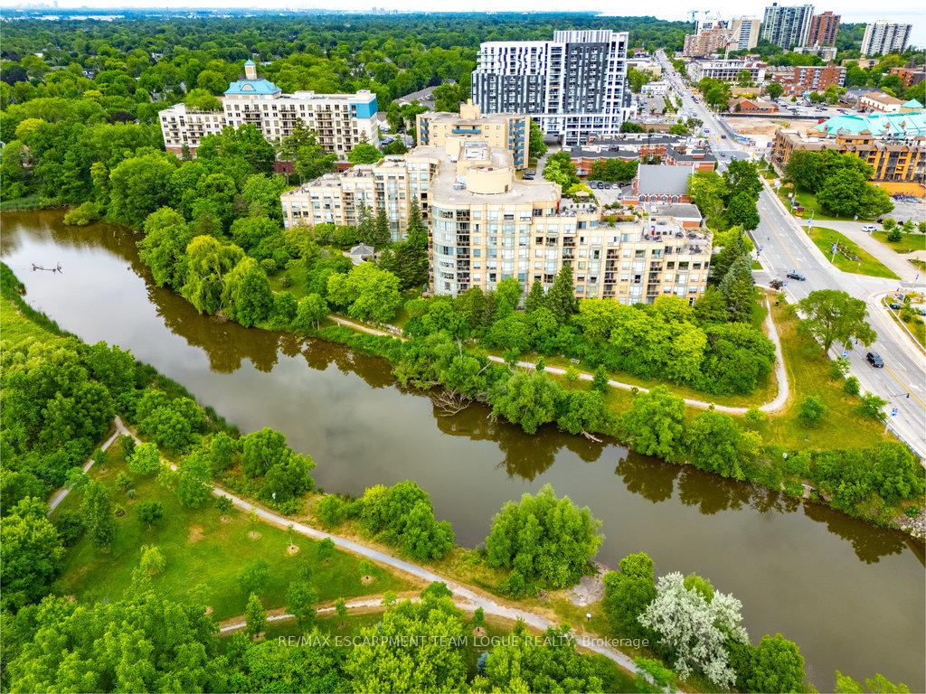 2 Bedrooms Condo at 2511 Lakeshore, Oakville For sale