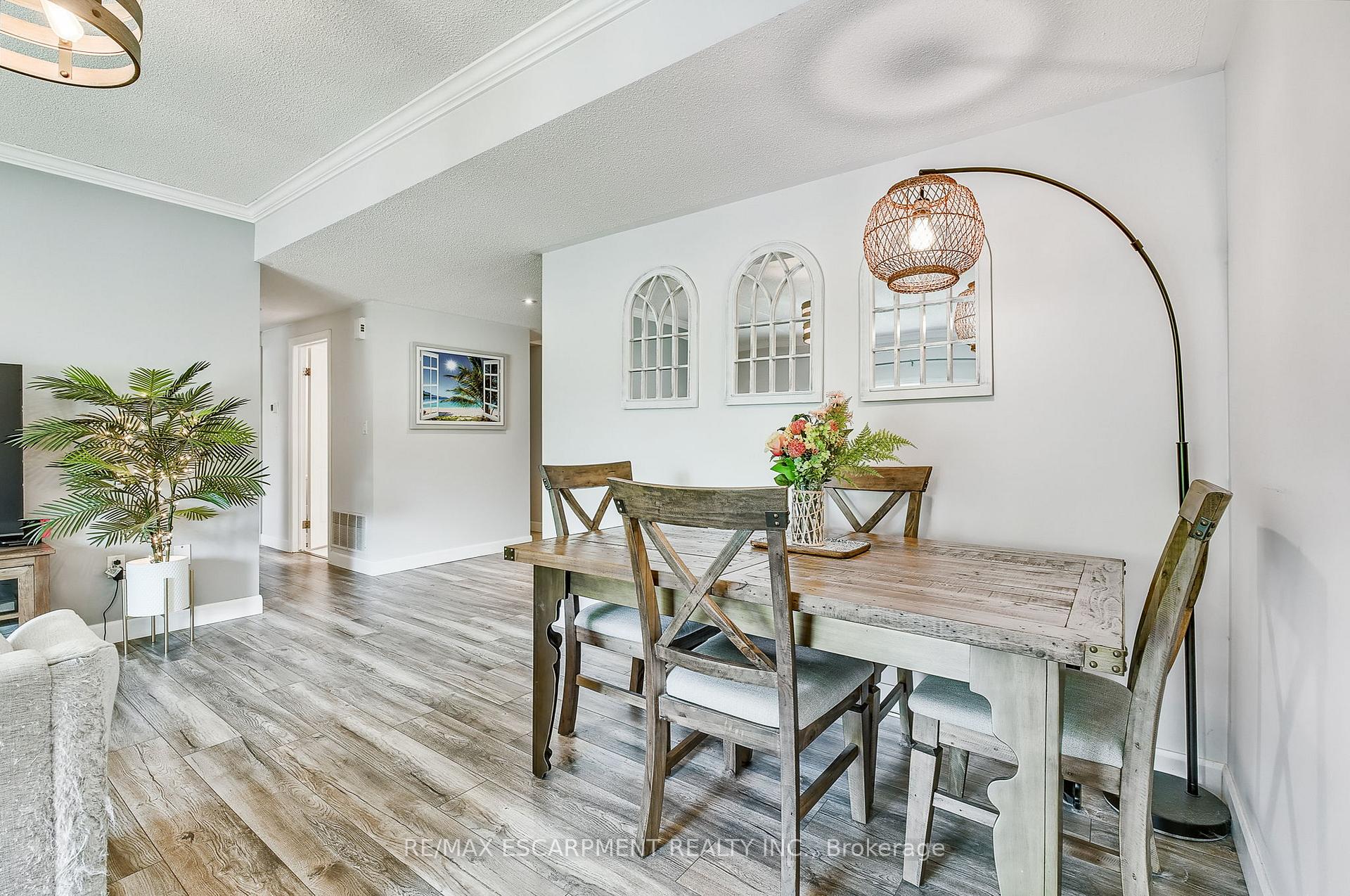 2 Bedrooms Condo at 4045 UPPER MIDDLE, Burlington For sale