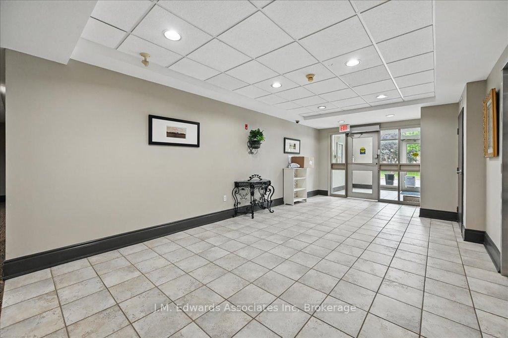 2 Bedrooms Condo at 4006 Kilmer, Burlington For sale