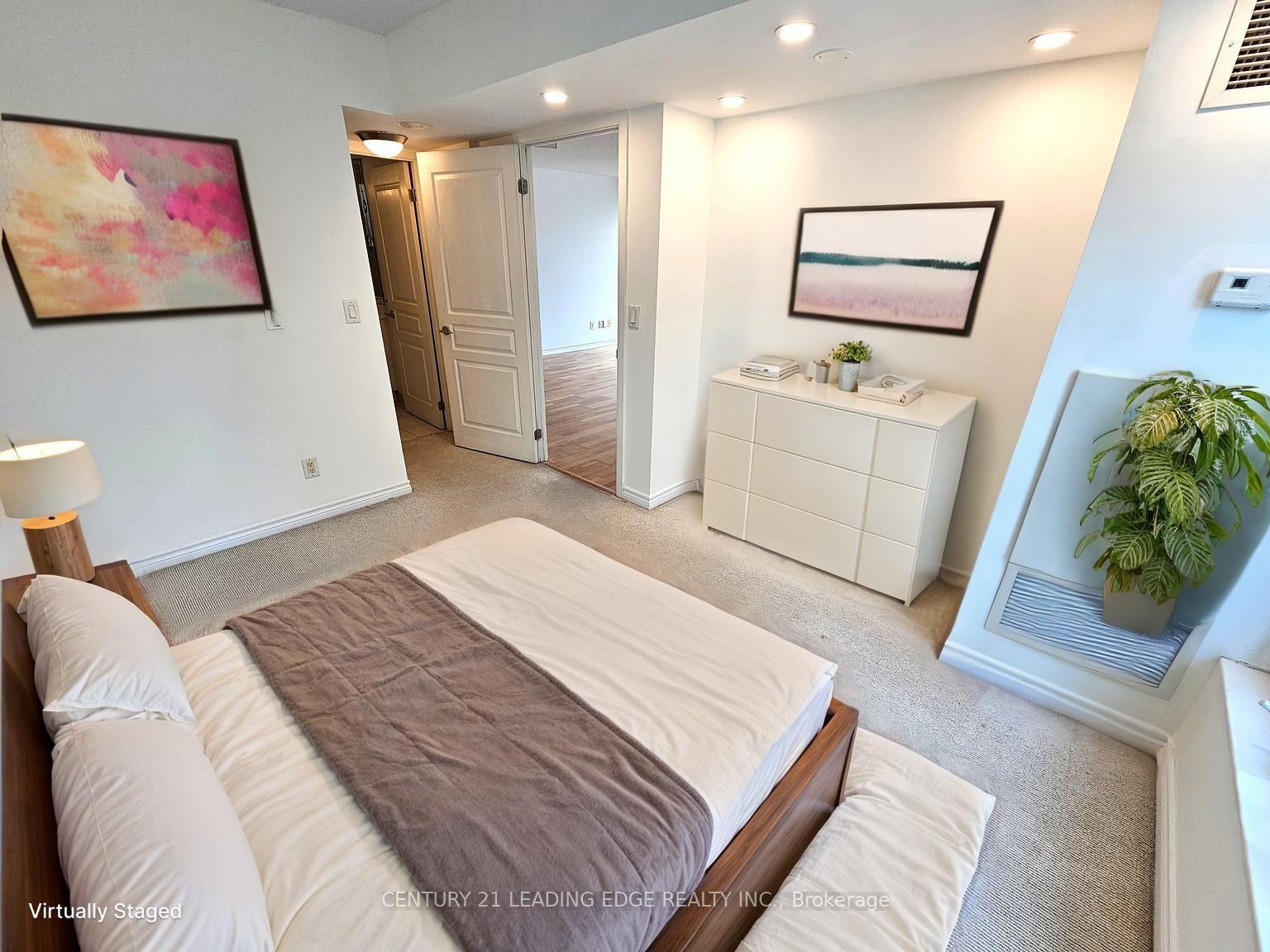 2 Bedrooms Condo at 18 Yonge, Toronto For sale