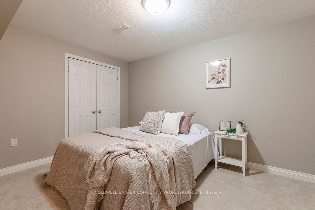 2 Bedrooms Condo at 130 Southbrook, Hamilton For sale