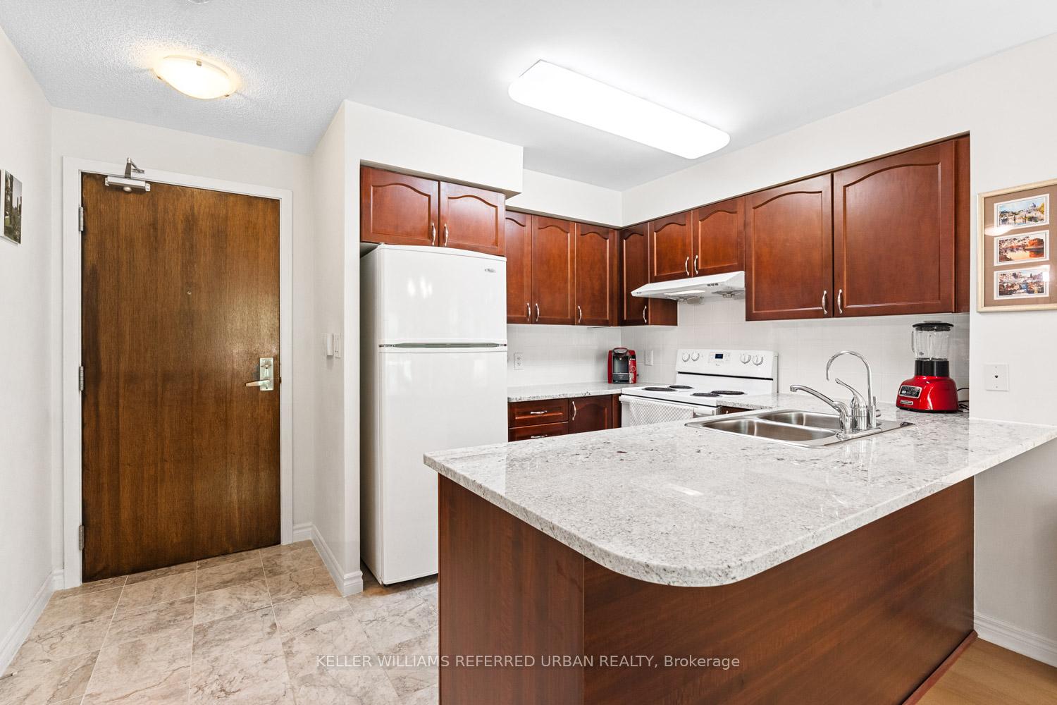 2 Bedrooms Condo at 35 Hollywood, Toronto For sale