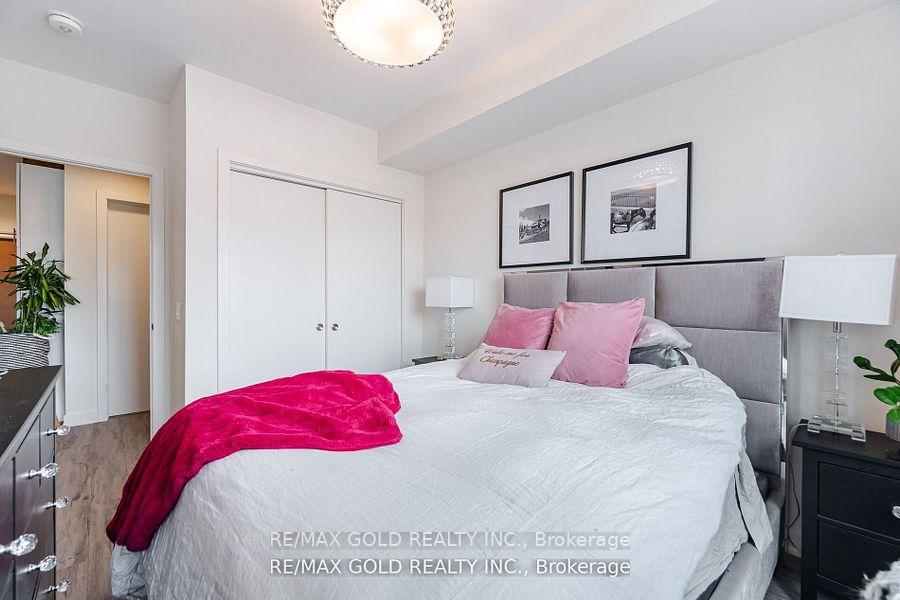 2 Bedrooms Condo at 320 Plains,  Burlington For sale