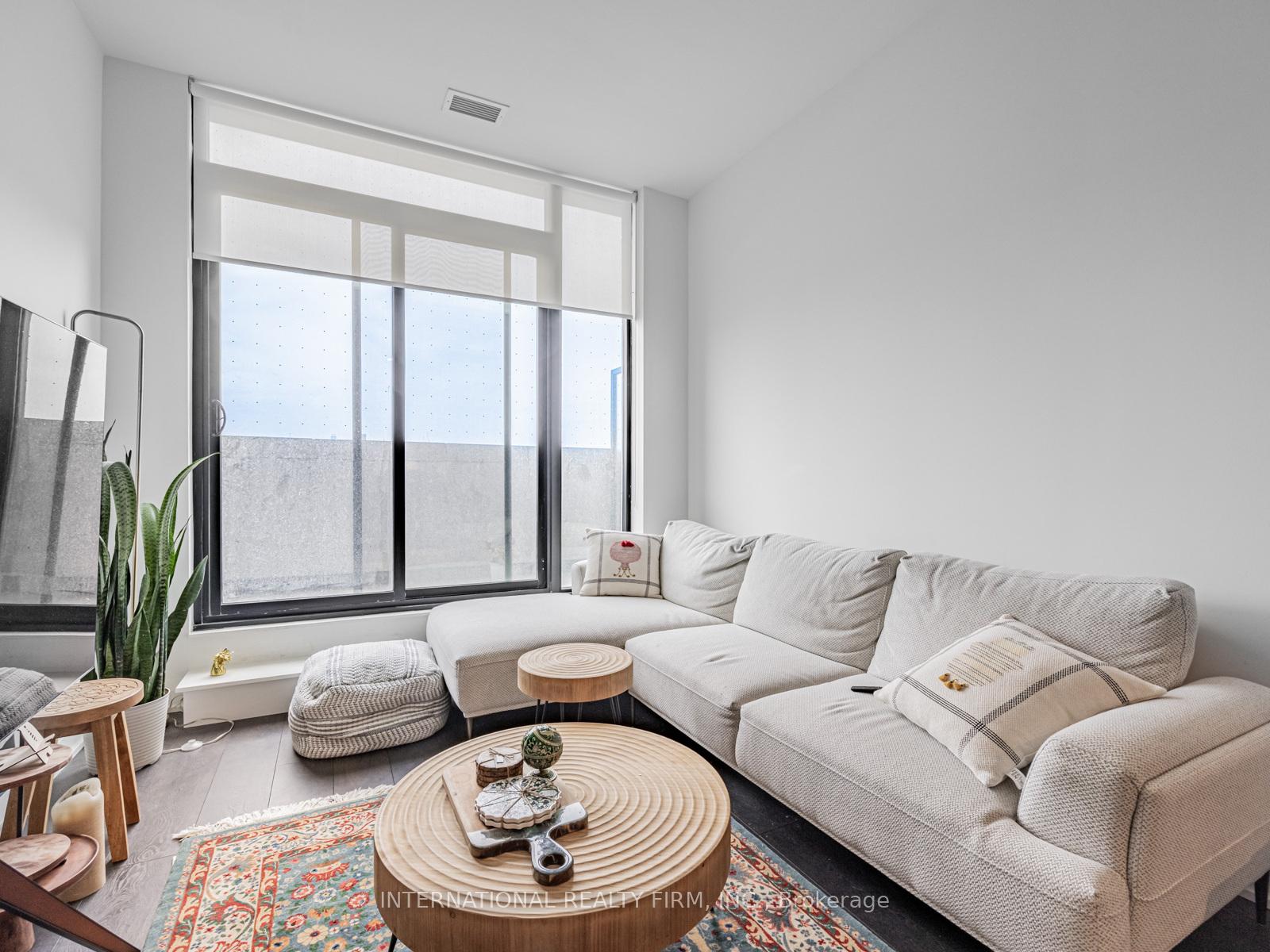 2 Bedrooms Condo at 33 Frederick Todd, Toronto For sale