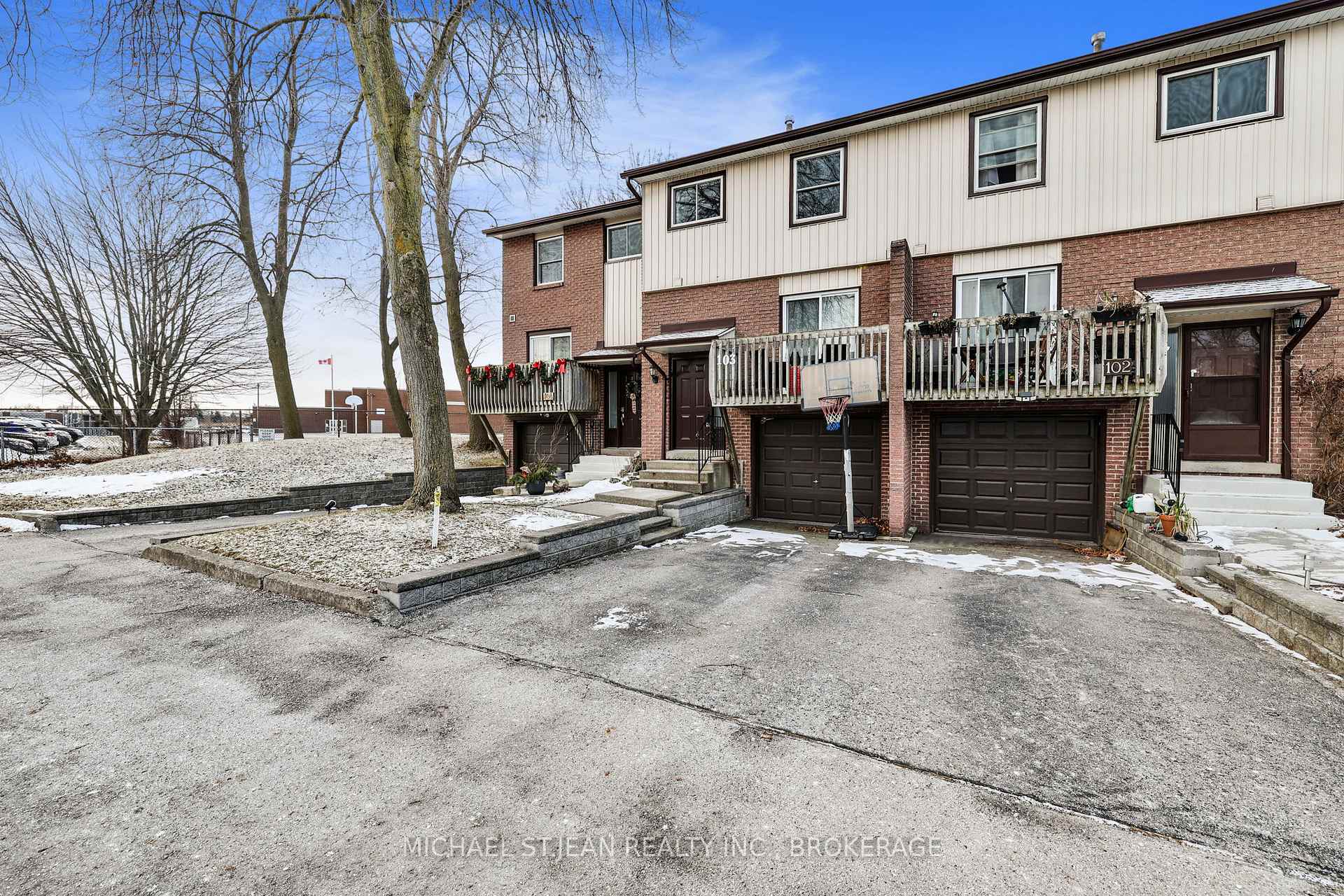 3 Bedrooms Condo at 1115 Paramount,  Hamilton For sale