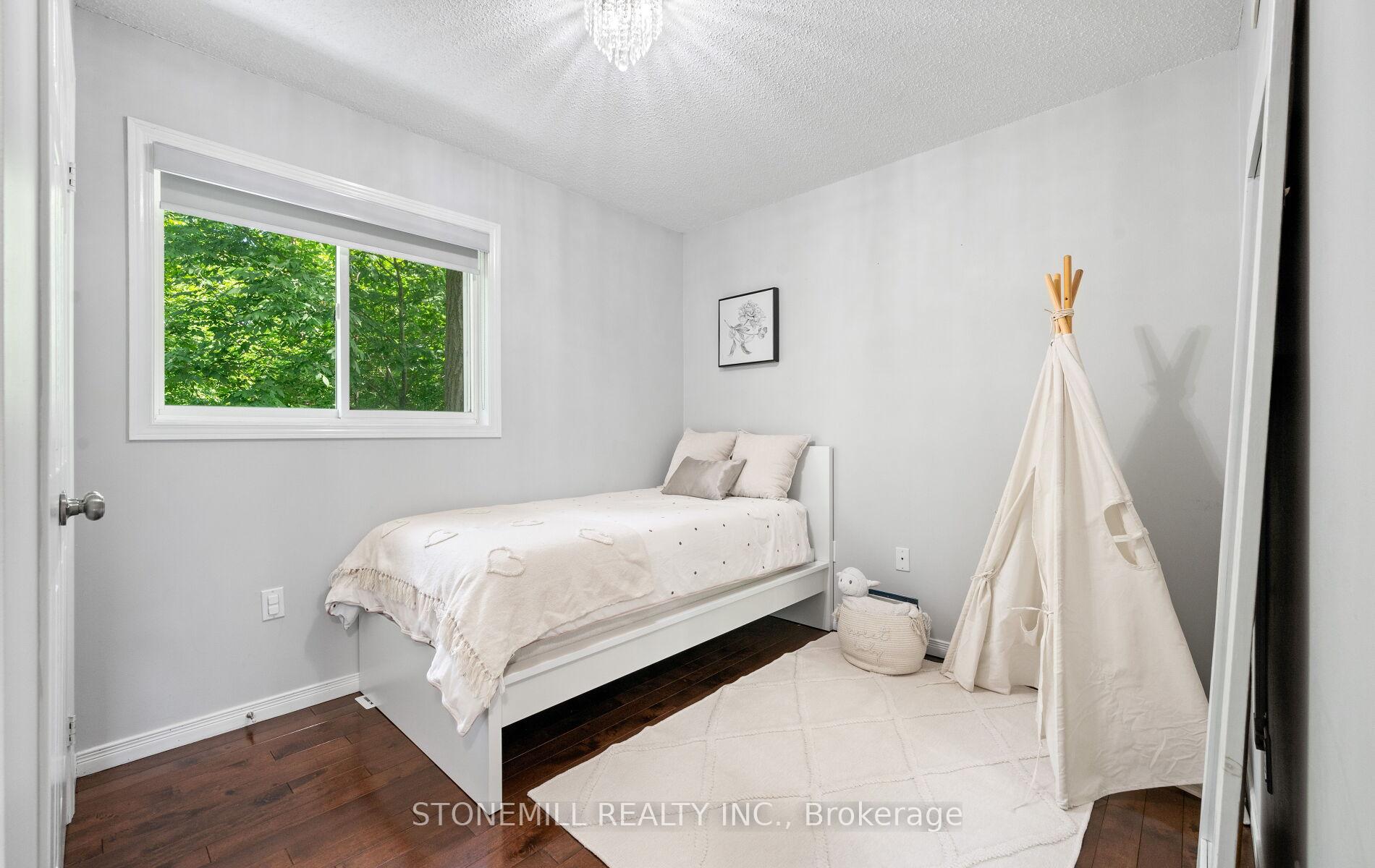 2 Bedrooms Condo at 4200 Kilmer, Burlington For sale