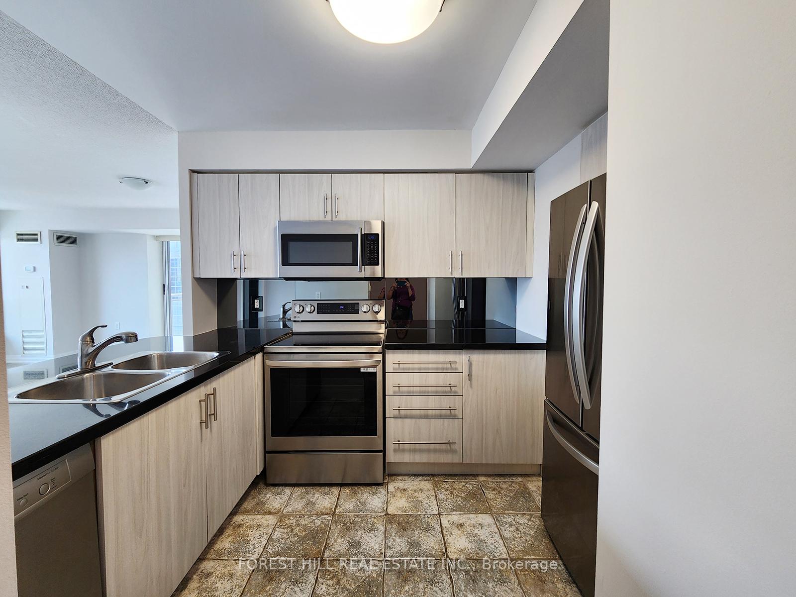 3 Bedrooms Condo at 21 Hillcrest, Toronto For sale