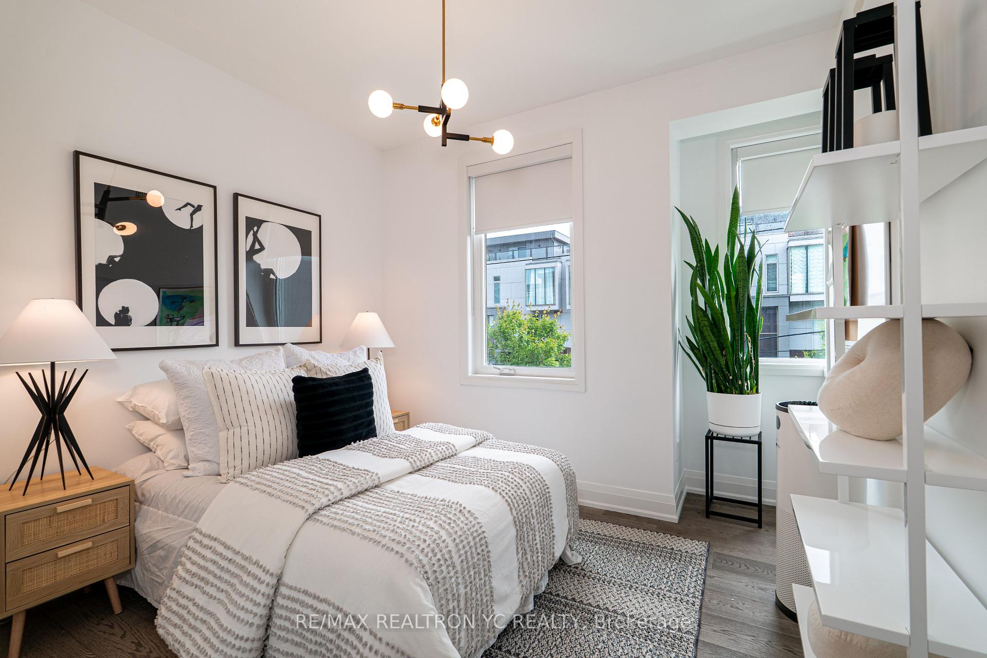 4 Bedrooms Condo at 18 Greenbriar, Toronto For sale