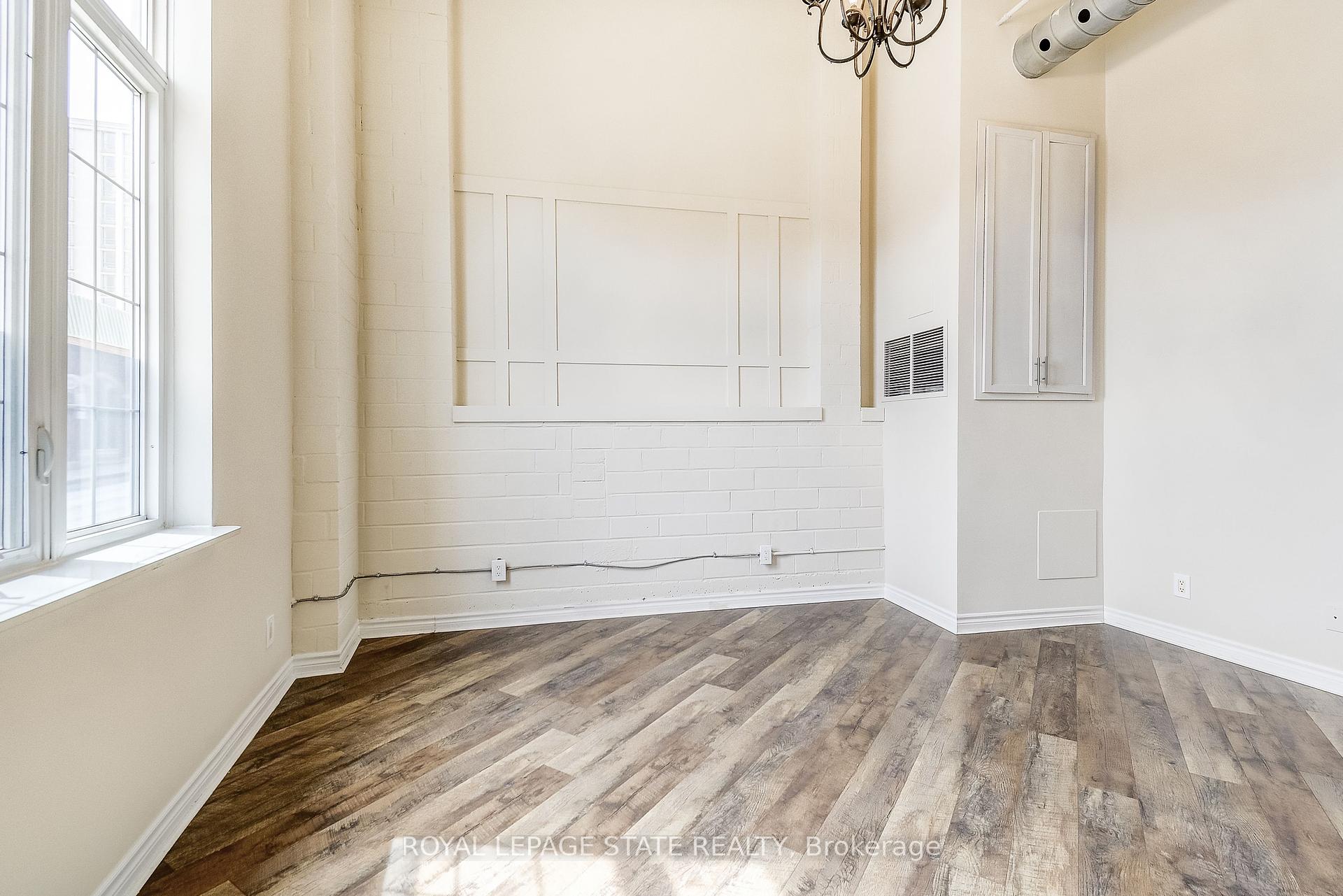2 Bedrooms Condo at 80 King William, Hamilton For sale