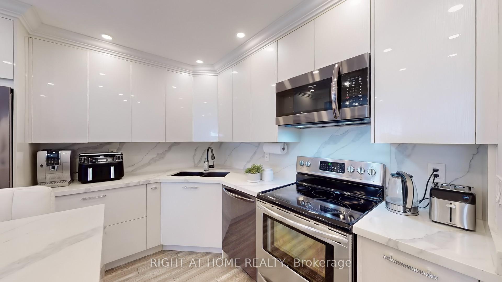 3 Bedrooms Condo at 1951 Rathburn, Mississauga For sale