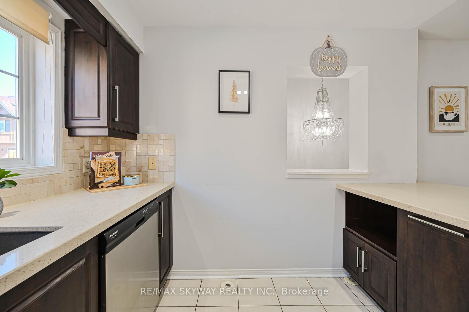 3 Bedrooms Condo at 50 Strathaven,  Mississauga For sale