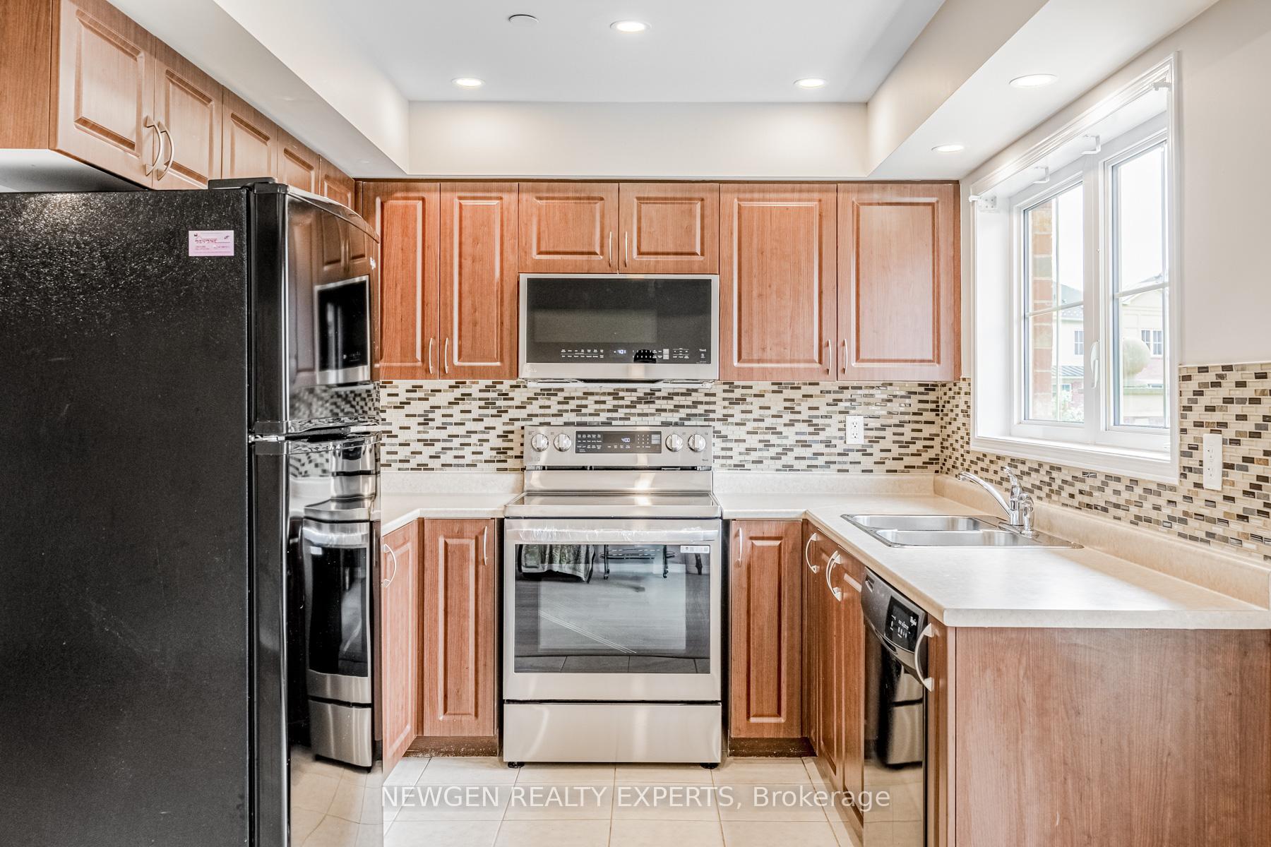 2 Bedrooms Condo at 51 Hays, Oakville For sale