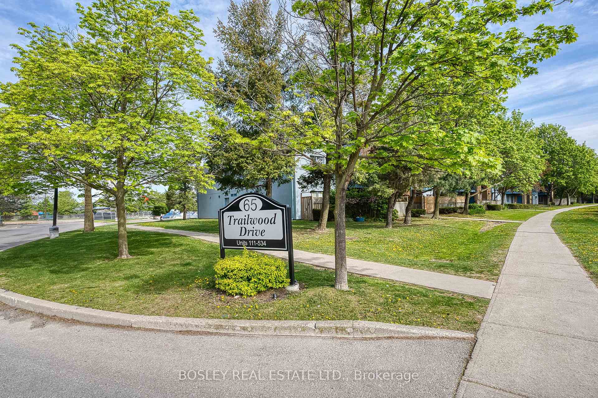2 Bedrooms Condo at 65 Trailwood, Mississauga For sale
