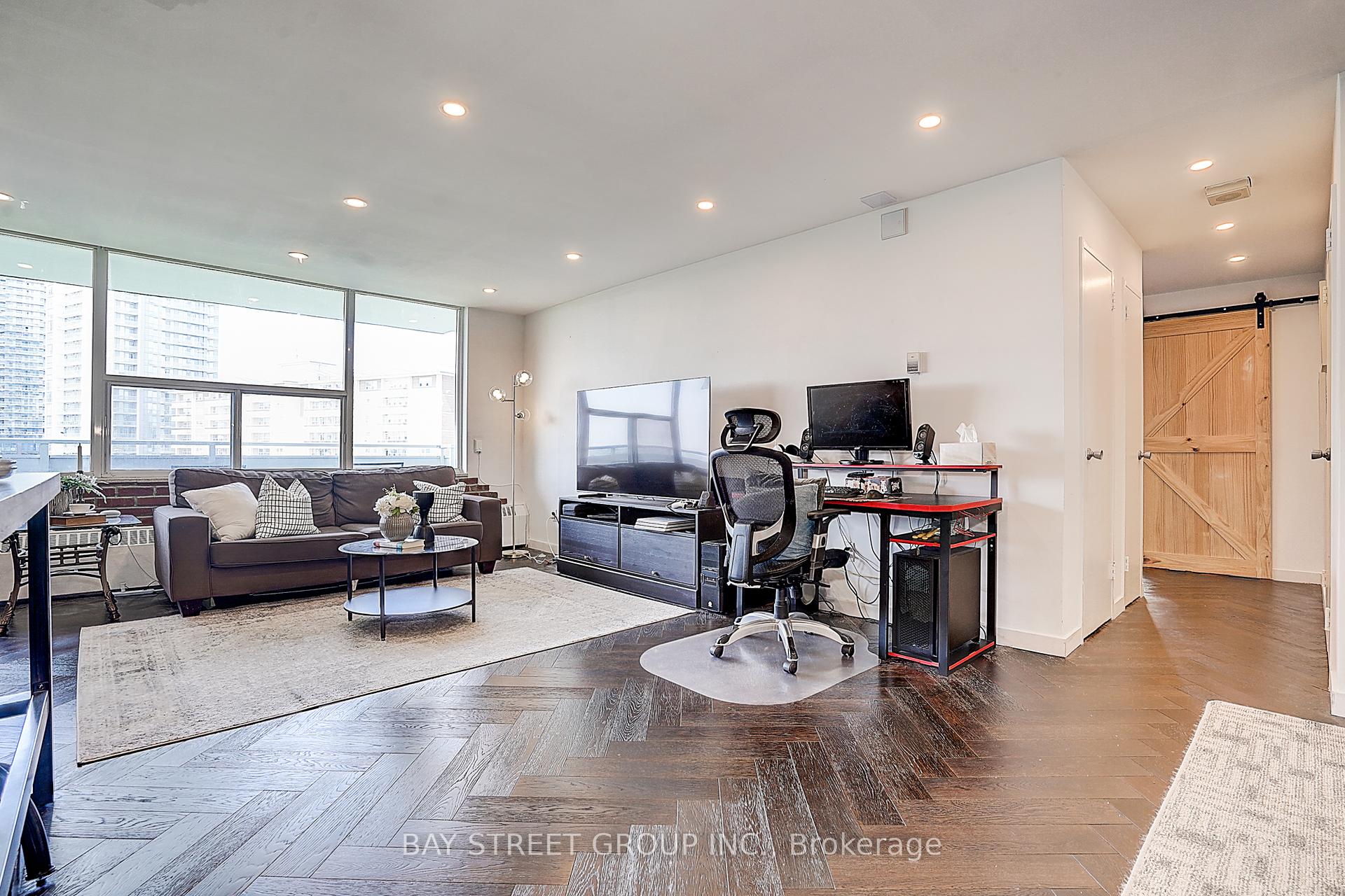 2 Bedrooms Condo at 10 Parkway Forest, Toronto For sale