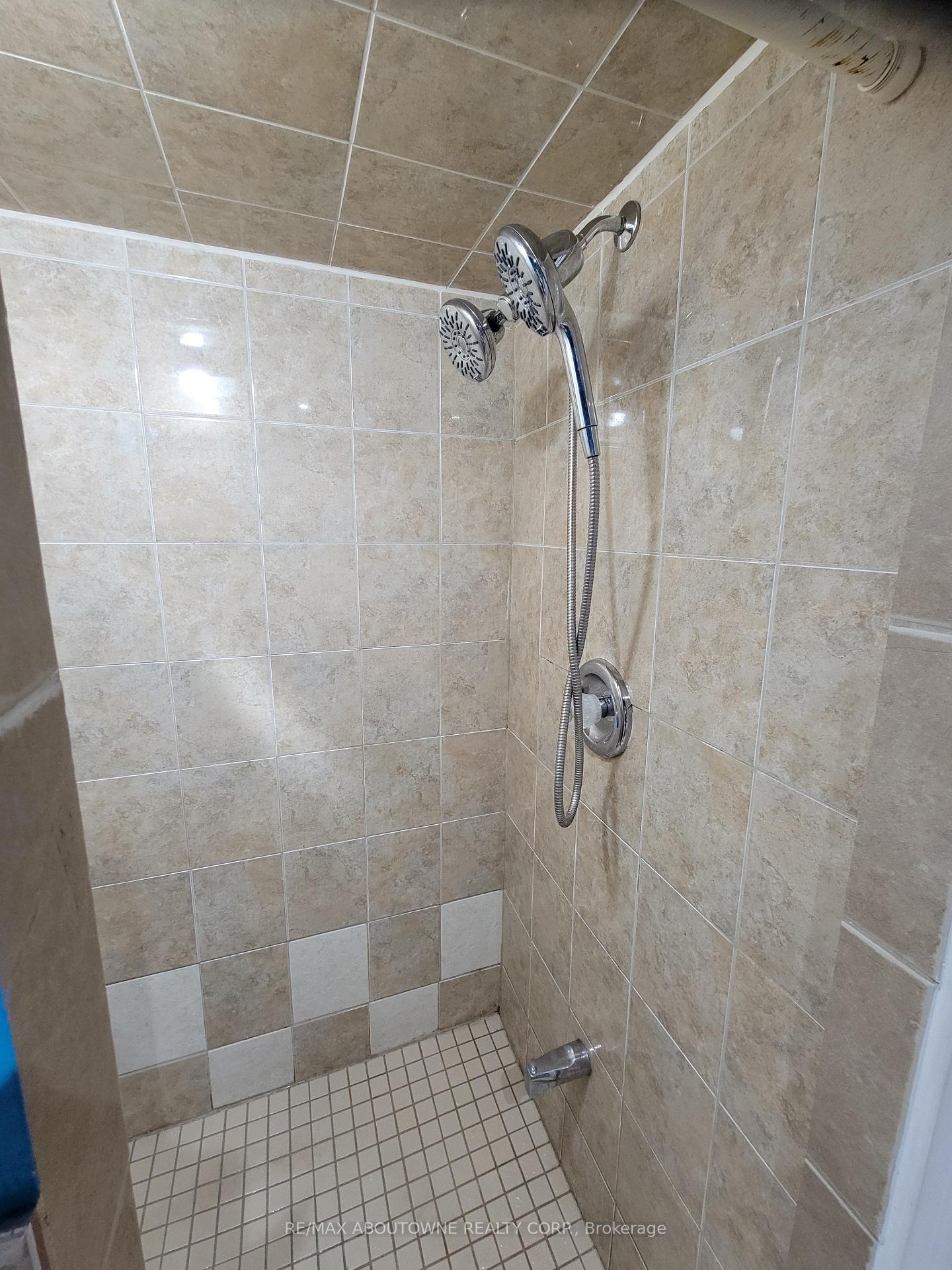 3 Bedrooms Condo at 1 Royalwood, Hamilton For sale
