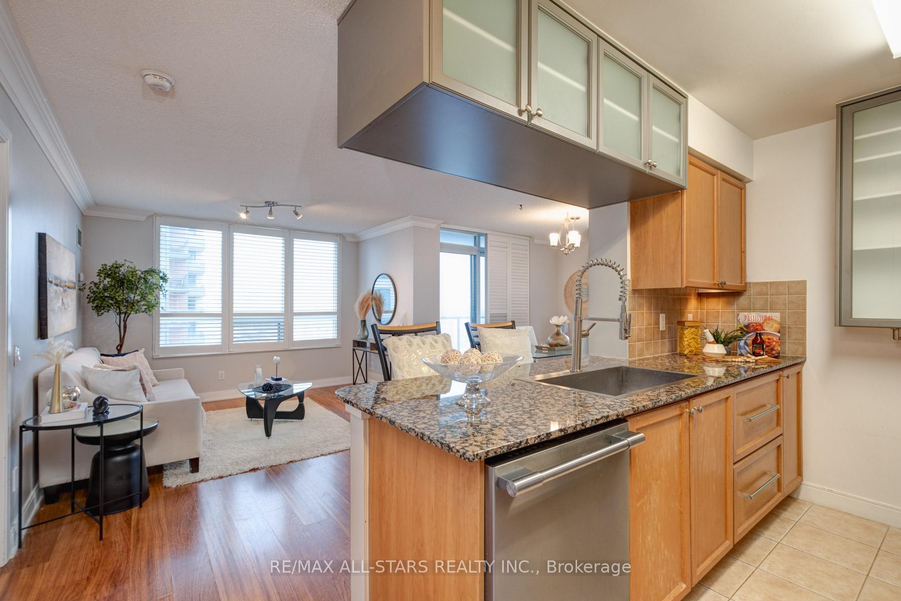 2 Bedrooms Condo at 35 Viking, Toronto For sale