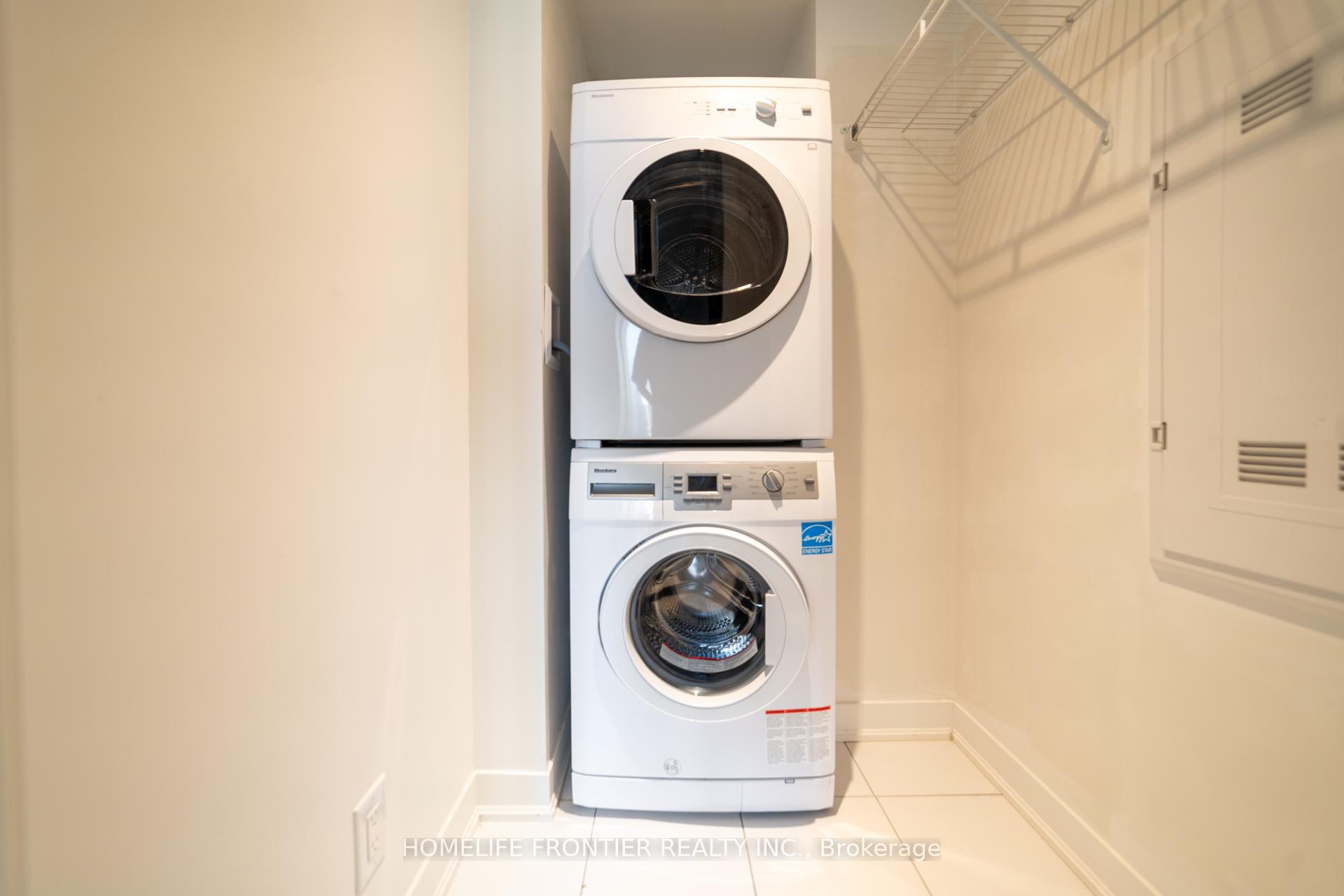 2 Bedrooms Condo at 88 Harbour, Toronto For sale