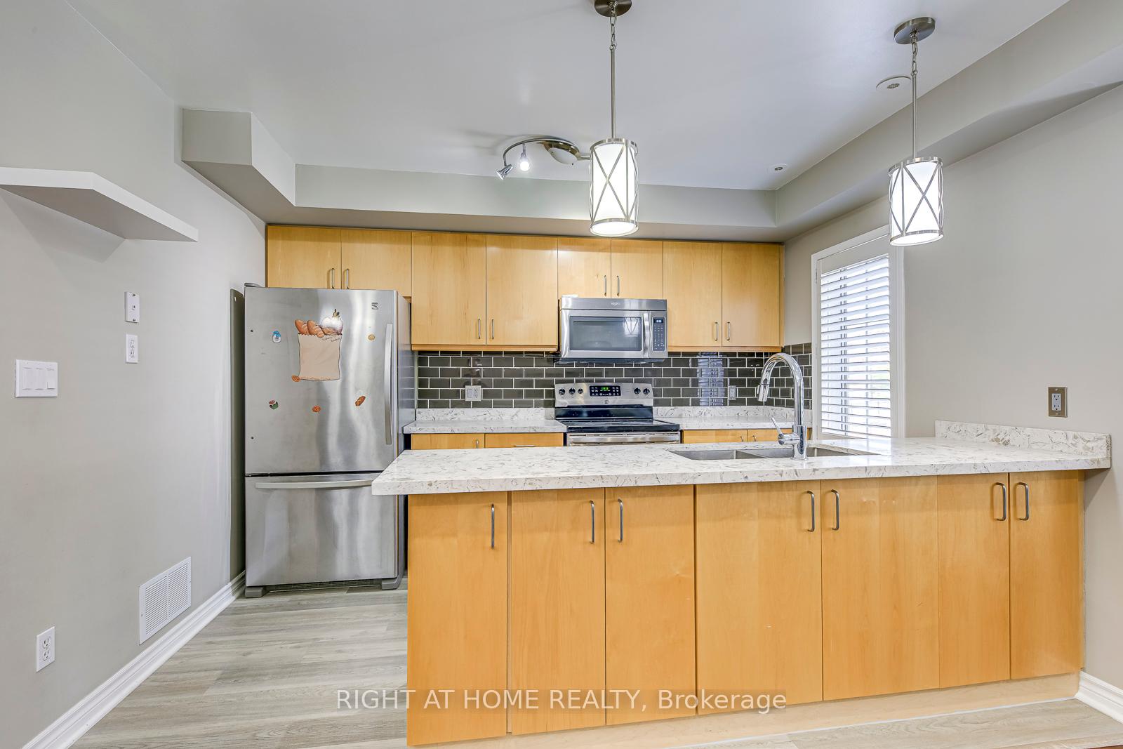 2 Bedrooms Condo at 605 Shoreline, Mississauga For sale