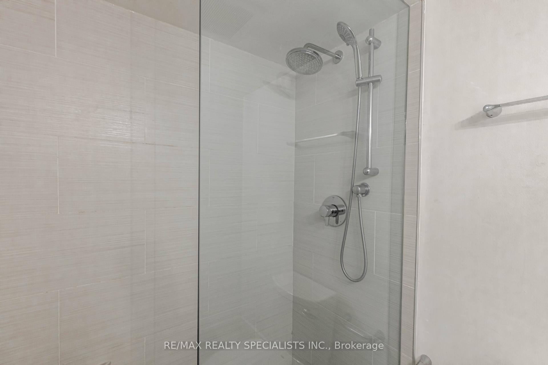 2 Bedrooms Condo at 32 Tannery, Mississauga For sale