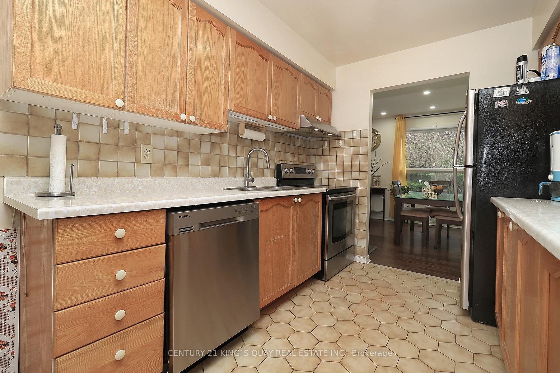 4 Bedrooms Condo at 25 Whitecap, Toronto For sale