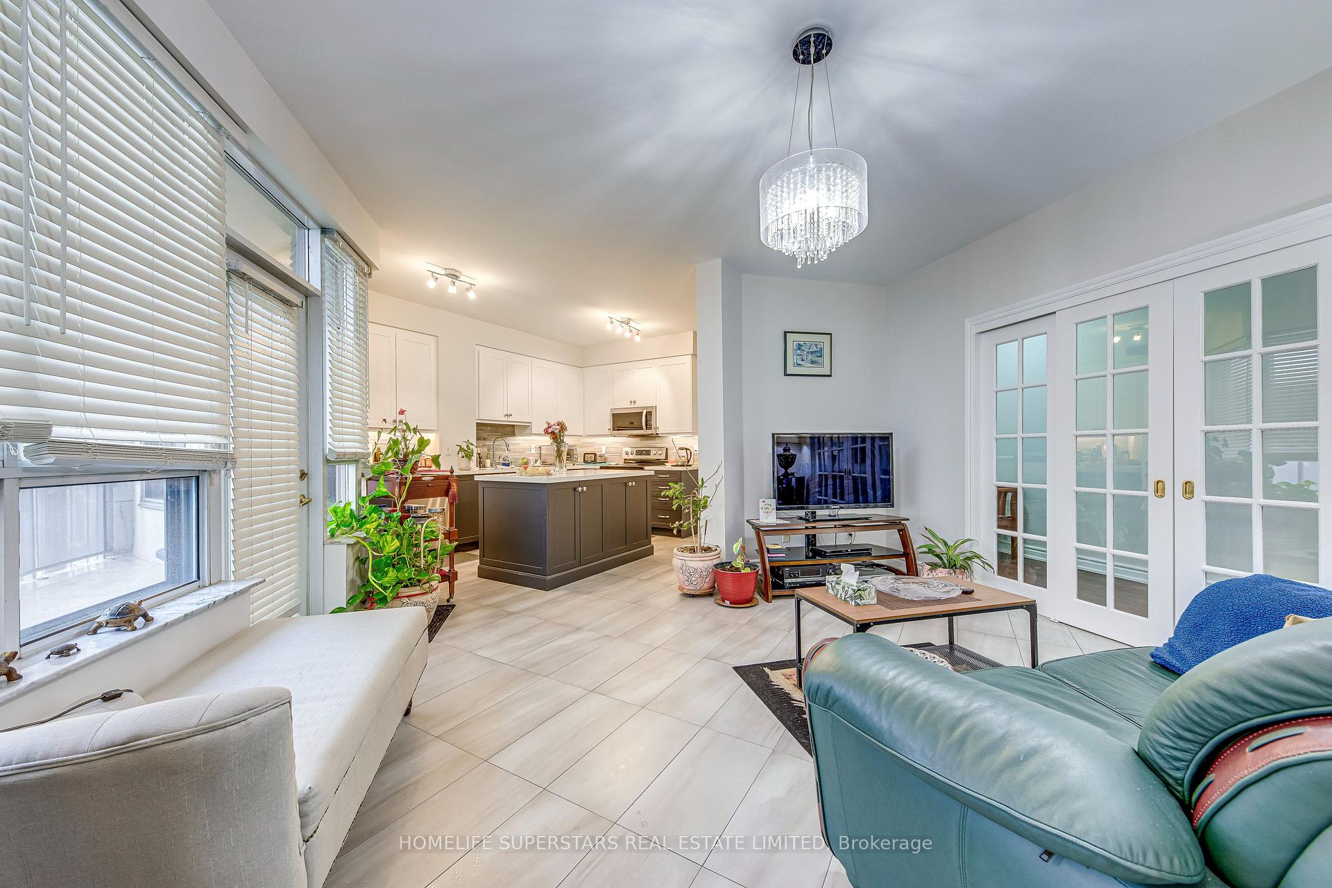 3 Bedrooms Condo at 25 Kingsbridge Garden, Mississauga For sale