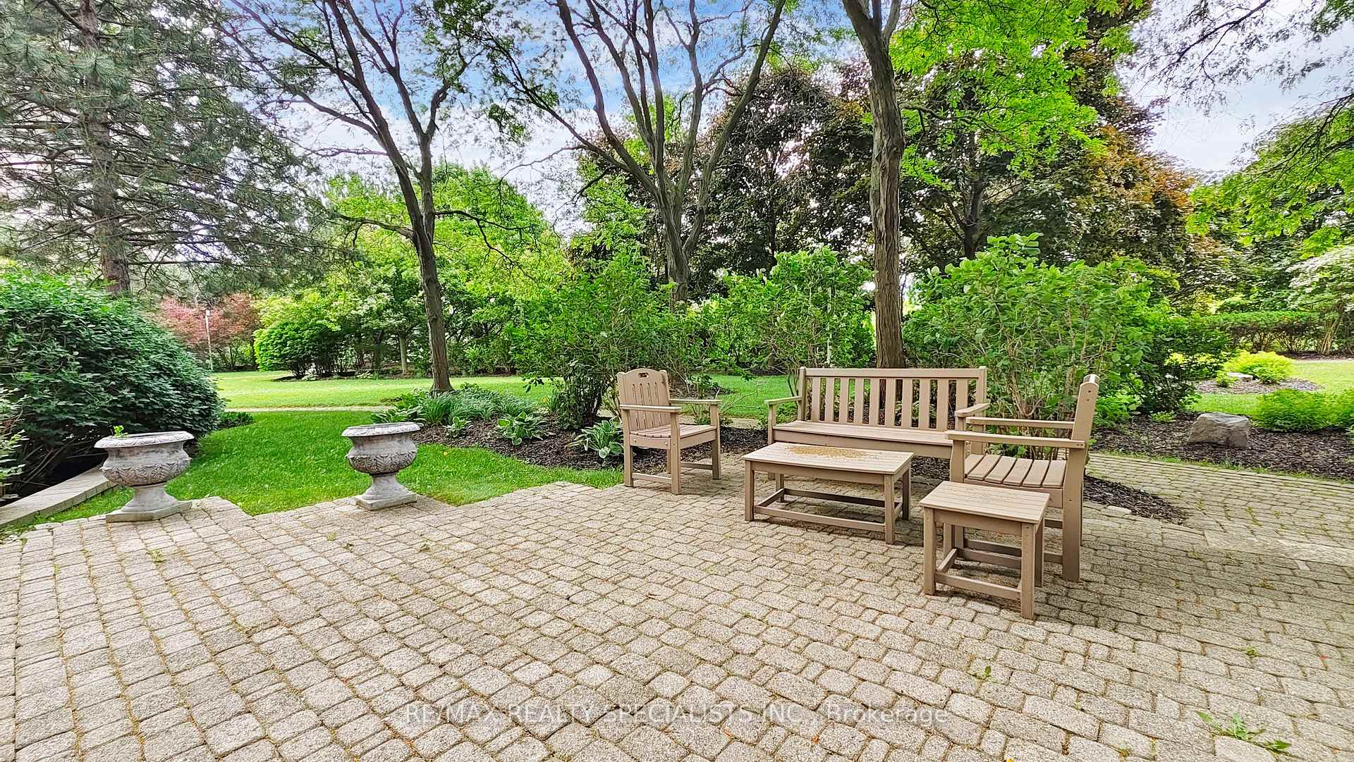 2 Bedrooms Condo at 45 Kingsbridge Garden, Mississauga For sale