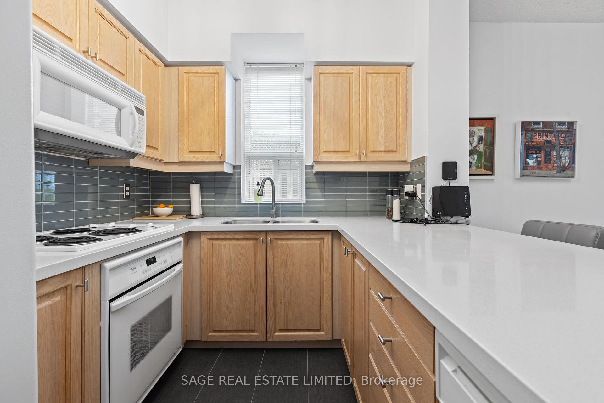 2 Bedrooms Condo at 55 Lorindale, Toronto For sale