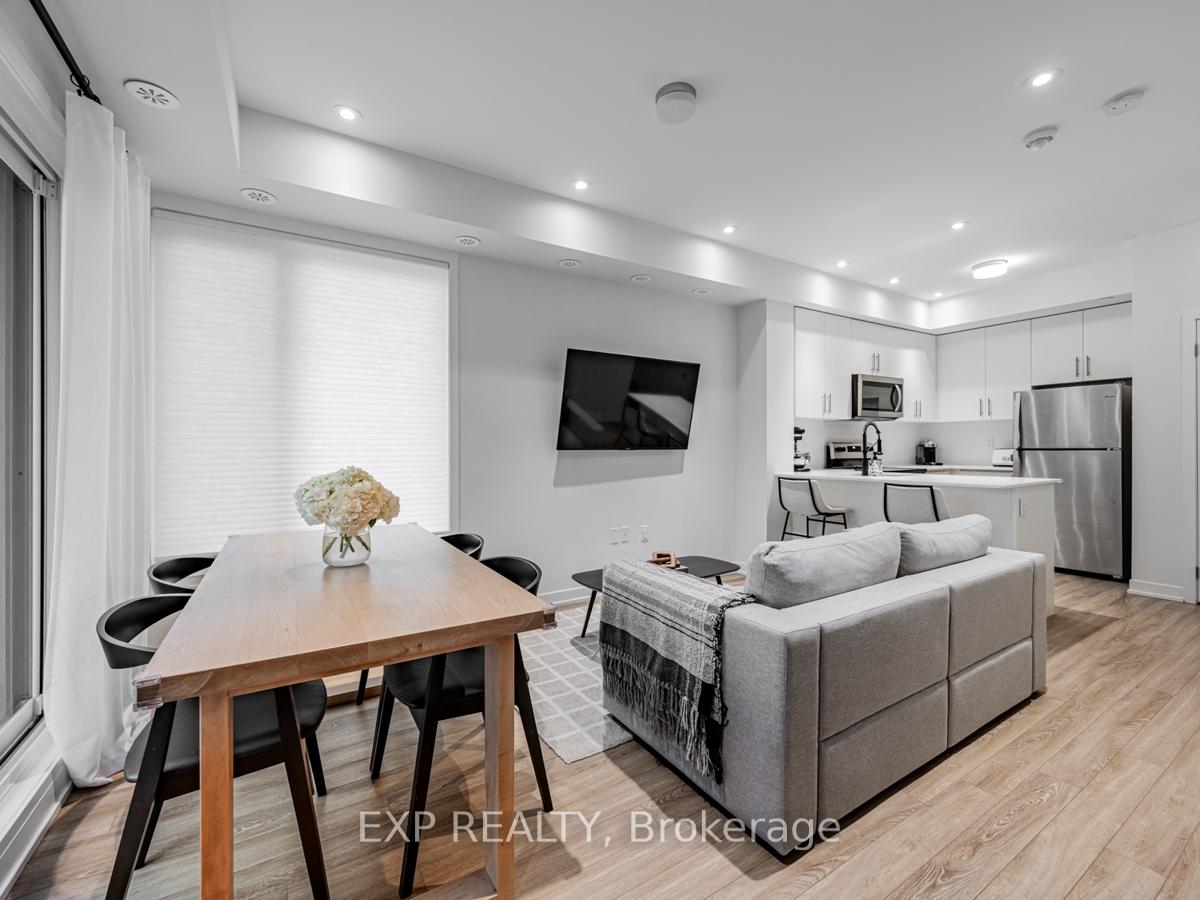2 Bedrooms Condo at 3409 Ridgeway,  Mississauga For sale