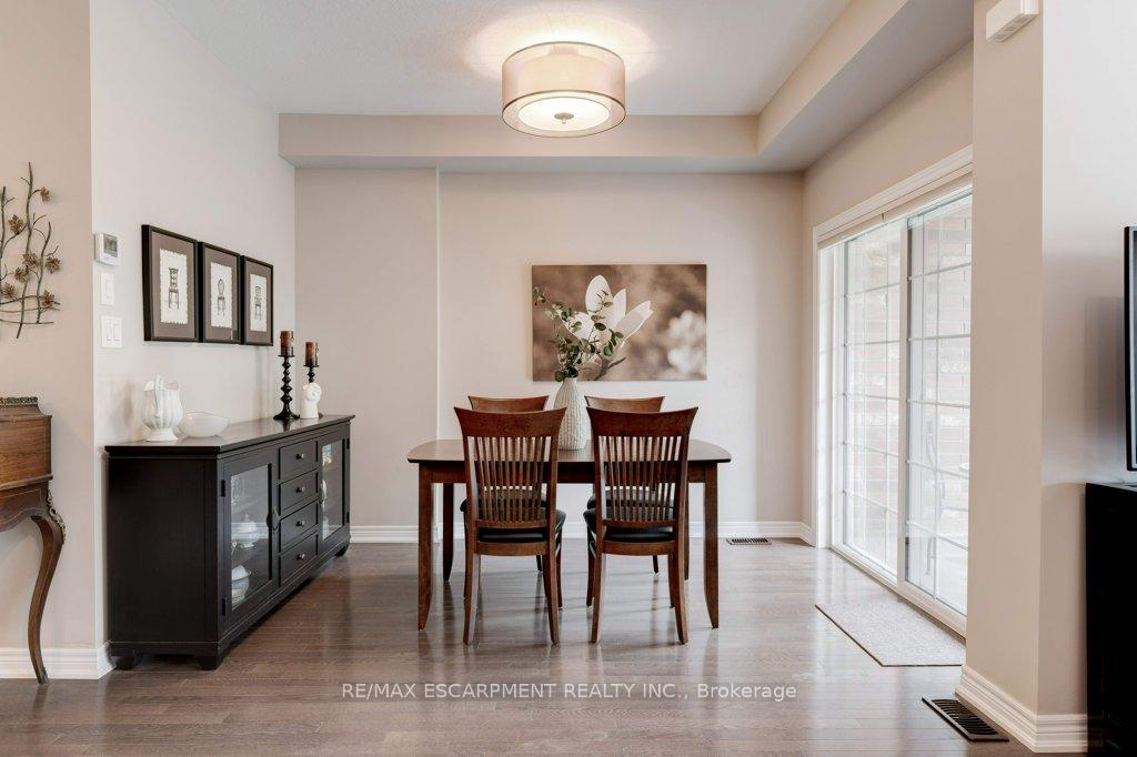 2 Bedrooms Condo at 257 Parkside, Hamilton For sale